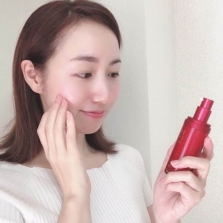 エステティックTBCさんのインスタグラム写真 - (エステティックTBCInstagram)「・。・。・。・。・。・。・。・。・。・。・。・。・。・。 ⁣⁣⁣ ⁣ ＼トゥアス ボー モイスチュアプロテクションEX／⁣ ⁣ 【 @mariko_i0902 さん 】が⁣ 「 #トゥアス ボー モイスチュアプロテクションEX 」⁣ を紹介してくださいました。⁣ ⁣ 素敵な投稿をありがとうございます💎⁣ ⁣ @mariko_i0902 さんから⁣ 濃厚なテクスチャーで⁣ 肌が内側から潤ってもちもちに。⁣ 発光するみたいにぴかぴかになって凄いんです👏✨⁣ シトラスフローラルの香りも心地良くて⁣ 自分へのご褒美やギフトにもオススメです。⁣ ﻿⁣ とのご感想をいただきました！⁣ ありがとうございます💕⁣ ⁣ 「 #トゥアス ボー モイスチュアプロテクションEX 」は⁣ しっとり吸い付くようなもっちり艶肌に整えてくれる美容液🤲⁣ ⁣ 漢方や化粧品の材料として使用されてきた⁣ アコヤガイの真珠層から抽出される⁣ 加水分解コンキオリンや3種のヒアルロン酸など⁣ TBCのハイグレードブランドならではの⁣ 厳選された美容成分を配合🌟⁣ ⁣ 美容成分が入った真珠のようなカプセルが⁣ 使う瞬間に美容液と混ざり合い⁣ なんとも贅沢な美しさです✨⁣ ⁣ まだまだ続く冬の乾燥からお肌を守り⁣ 肌本来のもつ肌力や輝きを引き出し⁣ しっとりと透明感のあるお肌を目指しましょう💐⁣ ⁣ ■トゥアス ボー モイスチュアプロテクションEX⁣ 30mL 17,600円（税込）⁣ ⁣ 商品の詳細は⁣ 検索「TBC オンラインショップ」⁣ →「トゥアス ボー モイスチュアプロテクションEX」🔍⁣ ⁣ ・‥…━…‥・‥…━…‥・‥…━…‥・‥…━…⁣ TBCは新しい事にチャレンジするあなたを⠀⁣ 脱毛・フェイシャル・ボディ・コスメで応援します！⠀⁣ 詳しくはHPをチェック✨📲 💻⠀⁣ ・‥…━…‥・‥…━…‥・‥…━…‥・‥…━…⁣ ・。・。・。・。・。・。・。・。・。・。・。・。・。・。⁣ #TBC #エステ #美容垢 #美容好き #乾燥対策 #乾燥肌 #新商品 #化粧品 #コスメ好きさんと繋がりたい #保湿 #ギフト #コスメ部 #ボディケア #スキンケア #美容 #美容好きな人と繋がりたい #コスメ大好き #コスメ #プレゼント #女子力 #美意識向上委員会 #美意識 #女子力UP #集中美容液 #美容液 #トゥアスボー #コスメギフト #コスメマニア」12月9日 11時34分 - tbc_aesthetic