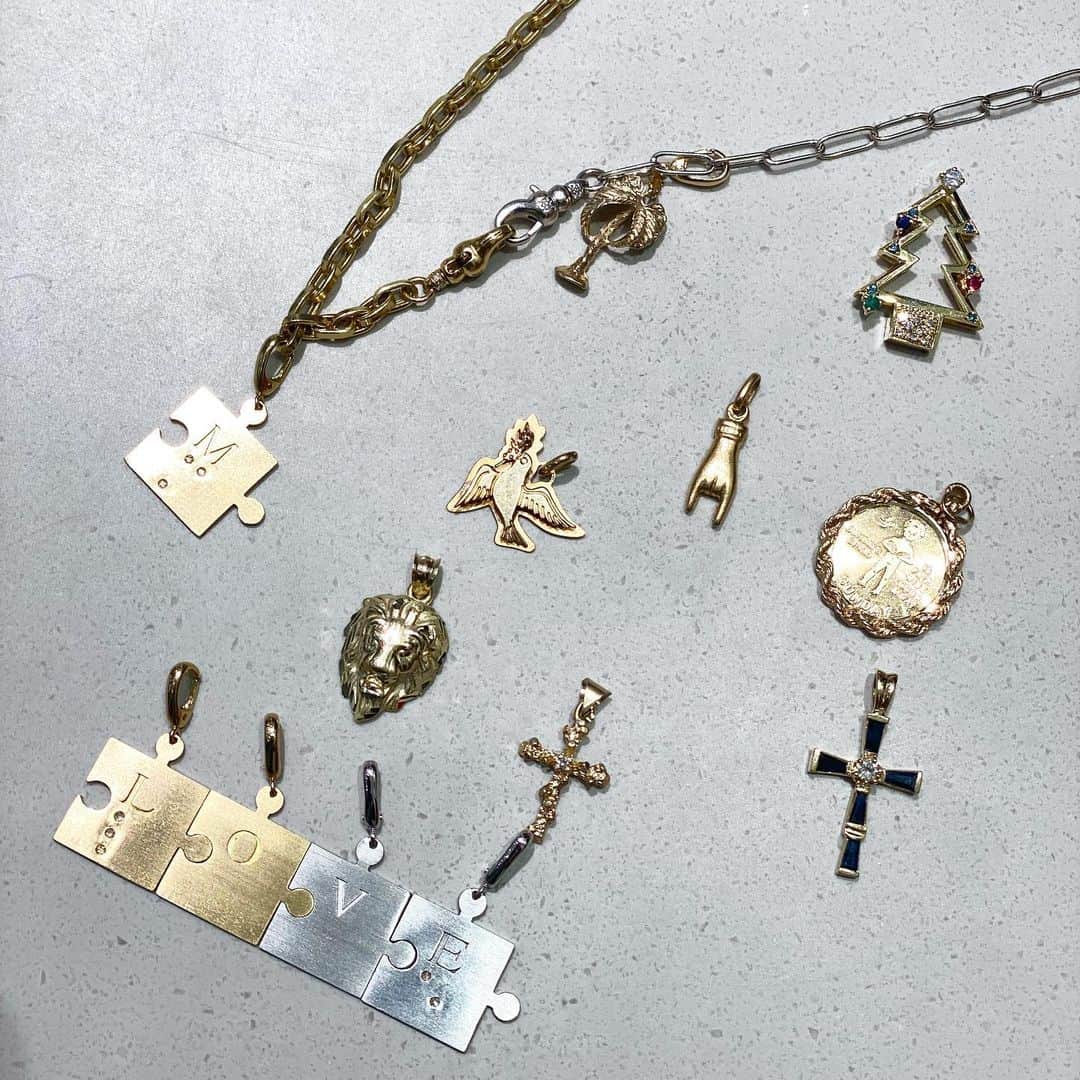 稲木ジョージのインスタグラム：「Handpicked antique charms by me💓 You can get it at the store or DM @milamorejewelry 🎄❤️ 一つずつセレクトした、アンティークチャームがパルコのポップアップかミラモアのDMで買えるよ💓」