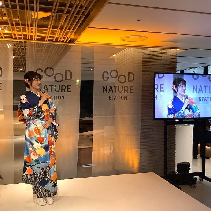 のインスタグラム：「京都・四条河原町に、本日(12/9)オープンした「GOOD NATURE STATION」の開業記念式典に おけいはんとしてゲストで登壇いたしました🎊 ㅤ https://goodnaturestation.com/ ㅤ 木の温もりを感じられて、落ち着くところです。 心にも体にもやさしいって嬉しいですね…🌳🌞 どのフロアも行くのが楽しみです！！ 気になる商品があるので、今度京都に行ったら、五感で味わう食体験もしようかな💭 ㅤ ちなみに、、、 「GOOD NATURE STATION (@good_nature_station)」とは、 祇園四条駅から徒歩約5分のところに「心と体にいいこと、もっと楽しもう」をコンセプトに、 ㅤ 1階のマーケットは、 無農薬の野菜や調味料無添加の素材を使用し、健康志向の食品を商品化したオリジナルフードブランド「SIZEN TO OZEN (@sizen_to_ozen)」や、テイスティングバーなど食のよろこびが溢れるエリア。 ㅤ 2階のガストロノミーは、 四季を五感で味わう特別な食体験ができる「プレミアム・ガストロノミーフロア」。 ㅤ 3階のスタジオは、 自然素材で作られたオリジナルコスメブランド「NEMOHAMO (@nemohamo)」や、 1階にある「RAU PATISSERIE」の美しい菓子たちを、厳選されたドリンクとともに味わえる「体験型ペストリーカフェ」など、心と体に活力をチャージ。 ㅤ 4階は、 さまざまなボタニカルメニューがあるカフェ・レストラン&バー「Hyssop (@hyssop_kyoto)」や、 ㅤ 4〜9階は、 日本の伝統文化を五感で楽しめるホテル「GOOD NATURE HOTEL KYOTO」があります。 9,10枚目は客室の一部の写真です📸 ㅤ #goodnaturestation #goodnaturehotelkyoto #おけいはん #三条けい子 #京阪電車 #京阪 #祇園四条駅 #祇園四条 #四条河原町 #京都 #gionshijo #shijokawaramachi #kyoto #japan」