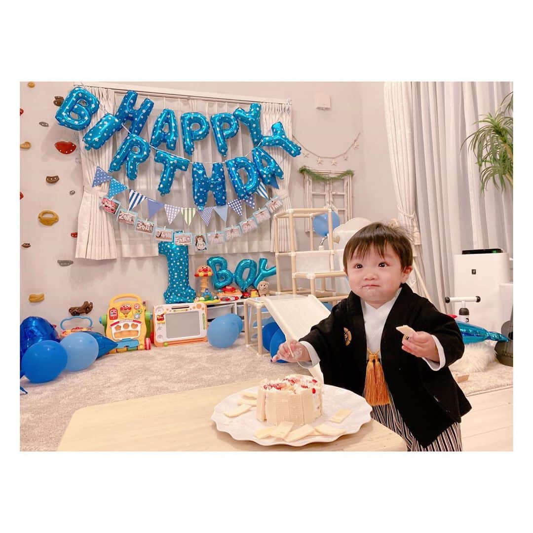 辻希美さんのインスタグラム写真 - (辻希美Instagram)「幸空しゃんケーキでお祝い🎂💕 ※👉swipeしてね💕  #幸空 #1歳 #happybirthday  #手作りケーキ #一歳ケーキ #🎂💕 #興味津々で食べてくれました #おめでとう」12月9日 11時44分 - tsujinozomi_official