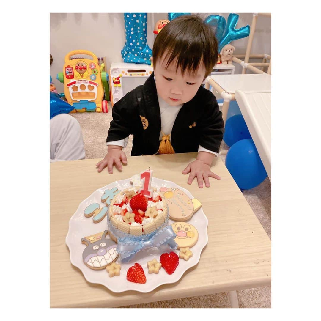 辻希美さんのインスタグラム写真 - (辻希美Instagram)「幸空しゃんケーキでお祝い🎂💕 ※👉swipeしてね💕  #幸空 #1歳 #happybirthday  #手作りケーキ #一歳ケーキ #🎂💕 #興味津々で食べてくれました #おめでとう」12月9日 11時44分 - tsujinozomi_official