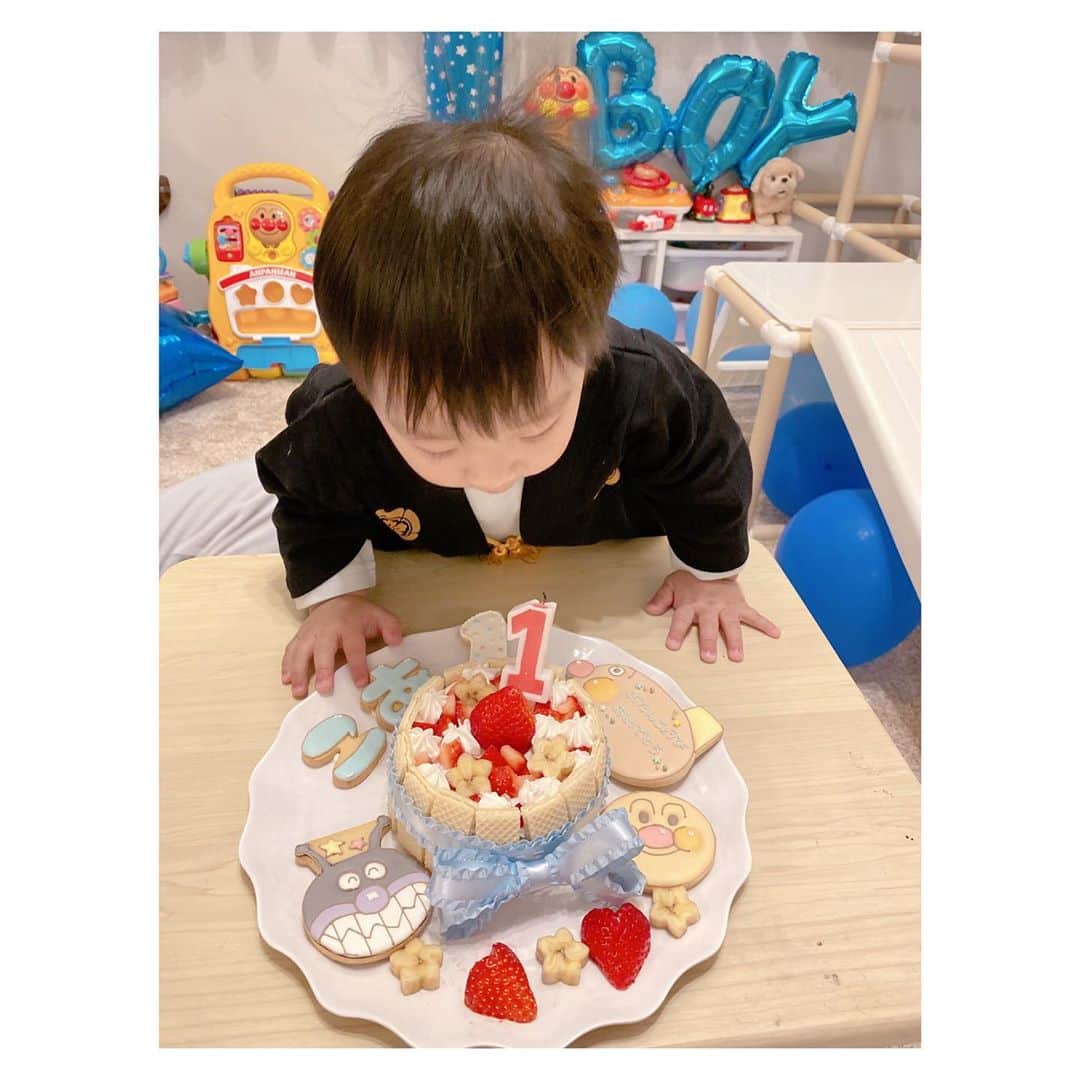 辻希美さんのインスタグラム写真 - (辻希美Instagram)「幸空しゃんケーキでお祝い🎂💕 ※👉swipeしてね💕  #幸空 #1歳 #happybirthday  #手作りケーキ #一歳ケーキ #🎂💕 #興味津々で食べてくれました #おめでとう」12月9日 11時44分 - tsujinozomi_official