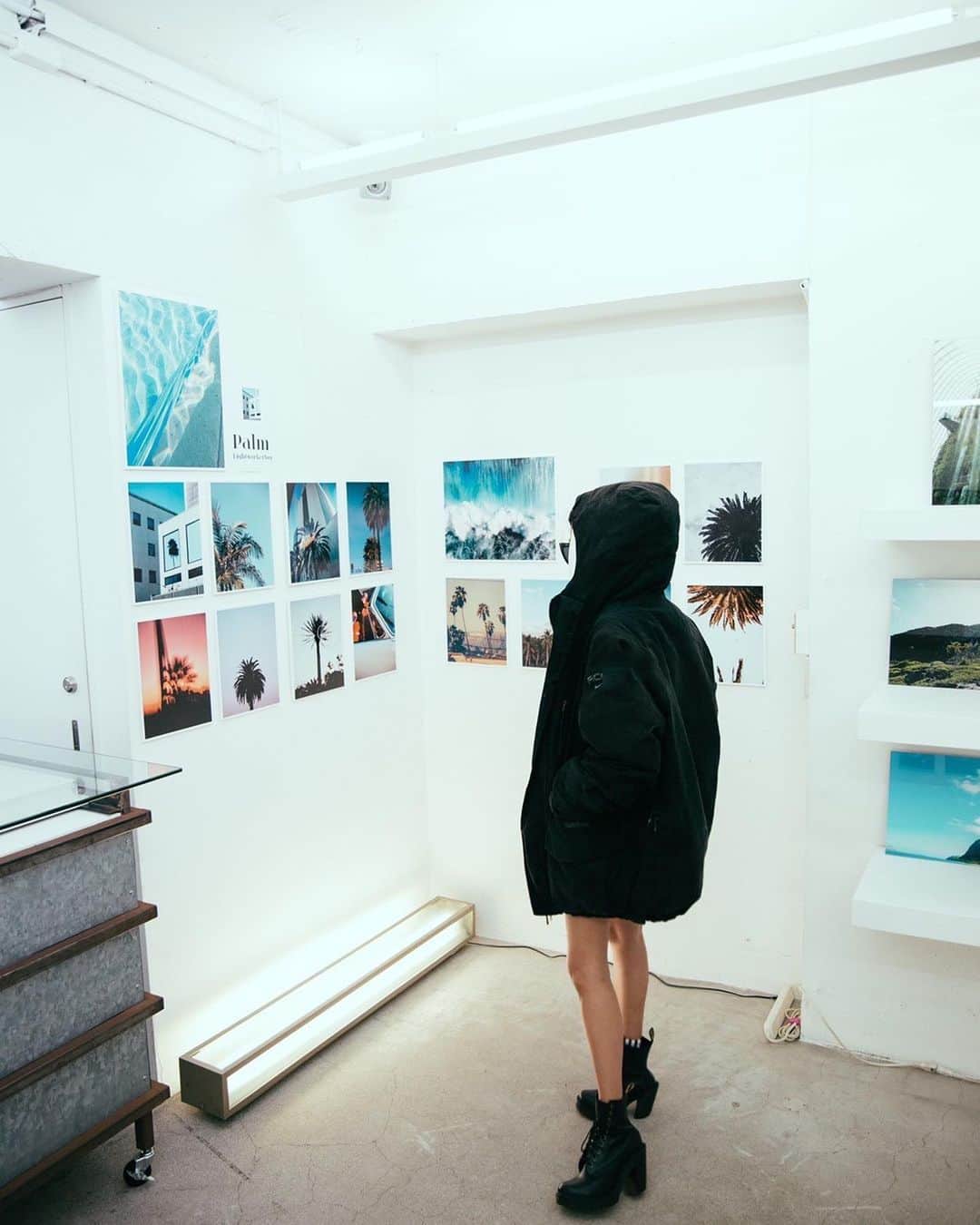 MARISのインスタグラム：「Stopped by the @light_worker_boy photo gallery ❤️ Tokyo tour 🗼Nakameguro →Ningyocho →Aoyama in this month 🌹 @light_worker_boy の写真展に先週寄ったよ🌹興味ある方は是非行ってみてねー❤️ jacket : @nike.acg @nike  boots : @drmartensofficial  Hoodie : @love_eat_factory  2枚目の前髪が変なことになてるけど フーディがお気に入りなので載せちゃう😎 @love_eat_factory の新作だよん❤️」