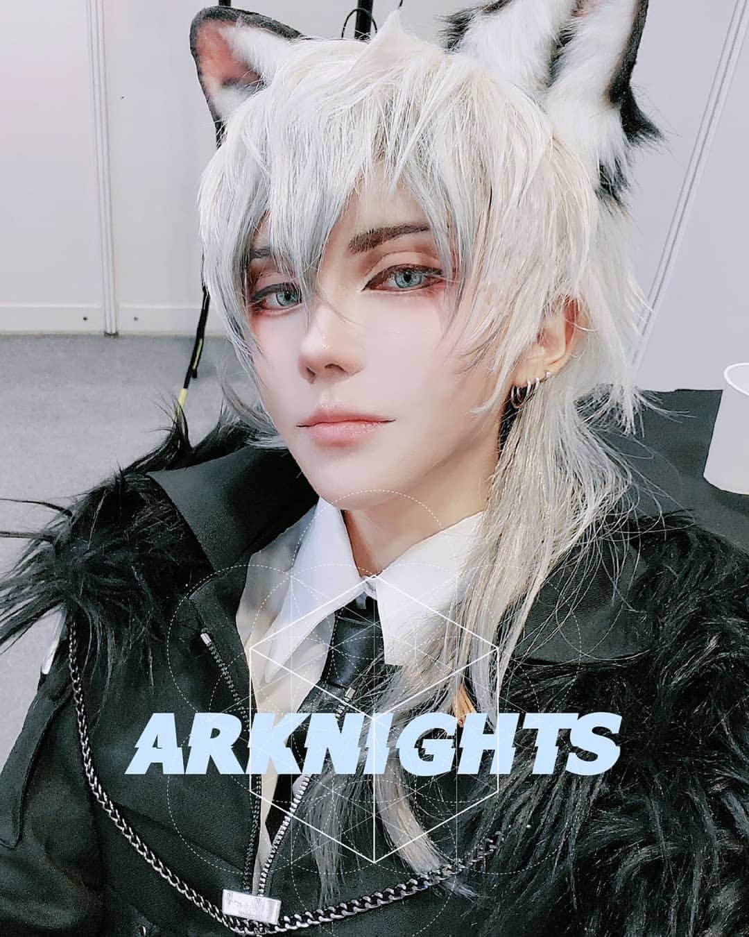 ひかりんのインスタグラム：「SilverAsh form the game Arknights ! I'm so weak towards character like this 🙏 ( God bless white haired boys ) #arknights  #silverash」