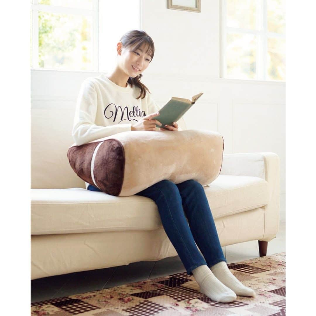 しまむらさんのインスタグラム写真 - (しまむらInstagram)「for LIVING お家であったかリラックス📚 . 年末をお家でゆっくり過ごす準備スタート💡 かわいいイラストのアイテムでリラックス🎶 . ▶️ビッグリラックスクッション  価格：税込1,900円 品番：124-0409（ダックス） 品番：124-0259（ノルドバード） ▶️リバーシブルラグ  価格：税込2,900円 品番：101-0304（パッチワーク） ▶️腰あったかクッション各種  価格：税込1,900円 品番：124-0671（クマ） 品番：124-0676（ネコ） . #しまむら #しまパト #しまむらパトロール #しまぱと  #しまむら購入品 #しまむらコーデ #しまむら戦利品  #しまむら好き #しまむら安心価格 #しまむらで購入  #ネコクッズ #冬インテリア #丁寧な暮らし  #季節を楽しむ #心地よい暮らし #インテリア好き  #インテリア好きな人と繋がりたい #暮らしを楽しむ  #おうち時間 #模様替え #居心地の良い空間 #暮らしを整える #快適な暮らし #暮らしの道具  #マイルーム #部屋作り #日々の暮らし #家づくり  #家づくり記録 #クッション」12月9日 12時02分 - grshimamura