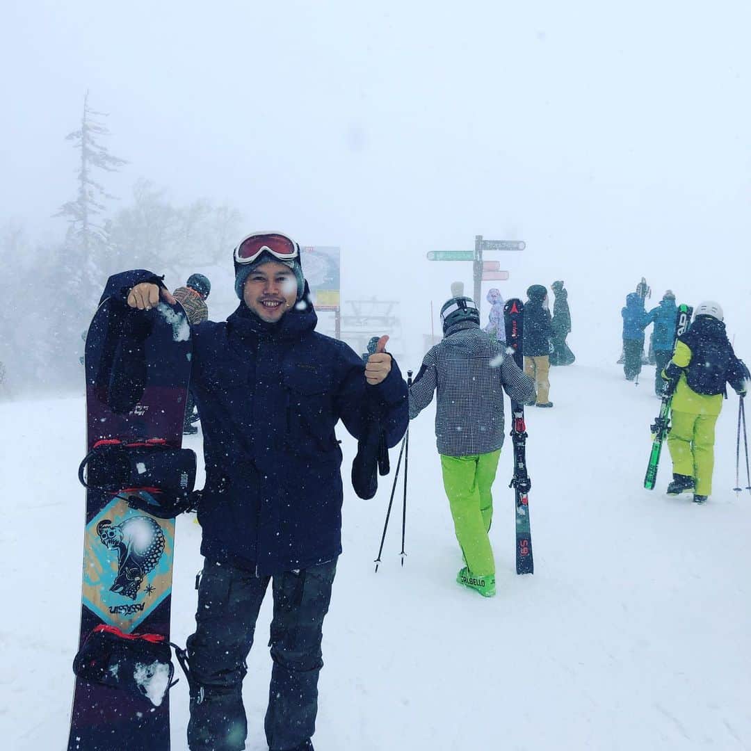 八木隆太郎のインスタグラム：「‪今シーズン初スノボ！‬ ‪雪はパウダーでふかふかも、気温は‬ ‪氷点下12度で猛吹雪⛄️‬ ‪まだ、ウェーブやキッカーできていないので滑るだけでしたが楽しめました😋　‬  帰りは定山渓温泉とサウナでポカポカ♨️ いい休日でした。 ‪今週はまた雪解けが進みそう…‬ ‪#スノボ‬ ‪#雪‬ ‪#札幌国際‬」