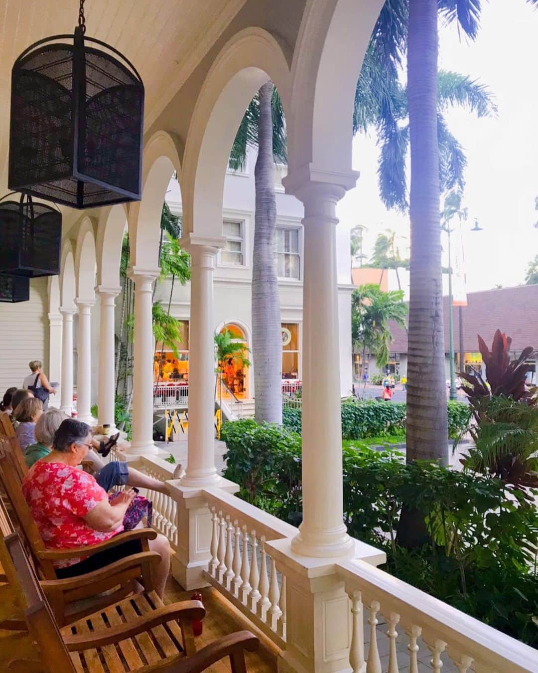 キャシー中島さんのインスタグラム写真 - (キャシー中島Instagram)「*﻿ カラカウア通りに入りました。﻿ あと2キロですが、寄り道をしたくなっちゃいました。﻿ 私と勝野の思い出の場所、大きなバニアンツリーの下❤️﻿ モアナサーフライダーホテルはとっても素敵なところ、ゆっくりと過ごすのがいいですね。﻿ ホノルルコーヒーカフェでお茶をしてからゴールしました☕️﻿ ﻿ 3時間ちょっと、ノンビリウォークでした。﻿ 唯一のフルマラソンランナーはなんと！去年よりタイムを縮めてゴールしました。﻿ 私のタオルを掲げて！﻿ 嬉しかった❤️﻿ 素晴らしいタイムでしたよ⏰﻿ ﻿ こうして今年のホノルルマラソンが終わりました。」12月9日 12時05分 - official_kathynakajima