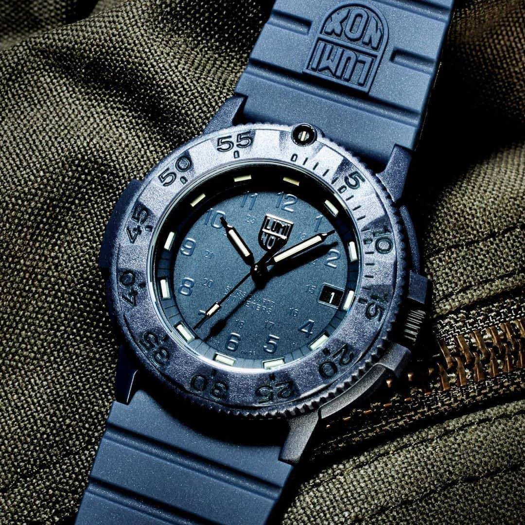 BEAMS MENさんのインスタグラム写真 - (BEAMS MENInstagram)「… Luminox×BEAMS "Luminox 3001 BEAMS LTD" 12.13（Fri）Release 30周年を迎えるLuminoxとのコラボレーションにより、ブランドの原点とも言える"オリジナルネイビーシールズ3001"をベースとしたオールネイビーのスペシャルモデルをリリース。12時の位置と秒針にはBEAMSのコーポレートカラーであるオレンジを採用し、ケースバックには300本限定生産の証となるシリアルナンバーが刻印。確かな機能性と現代的なデザインが融合したウォッチをお楽しみ下さい。 @luminox_japan @beams_mens_casual  #ルミノックス #ビームス」12月9日 12時08分 - beams_mens_casual