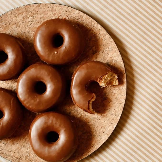 スターバックス JPさんのインスタグラム写真 - (スターバックス JPInstagram)「🍩🍩﻿ ふわっとしたドーナツ生地の中に、なめらかなキャラメルフィリングが入った #キャラメルドーナツ 😋🤎﻿ ﻿ キャラメルの甘くビターで香ばしい味わいを、コーヒーと一緒に楽しんでみませんか☕️﻿ ﻿ #スターバックスフード﻿ #MERRYCOFFEE﻿ #スターバックス」12月9日 12時11分 - starbucks_j