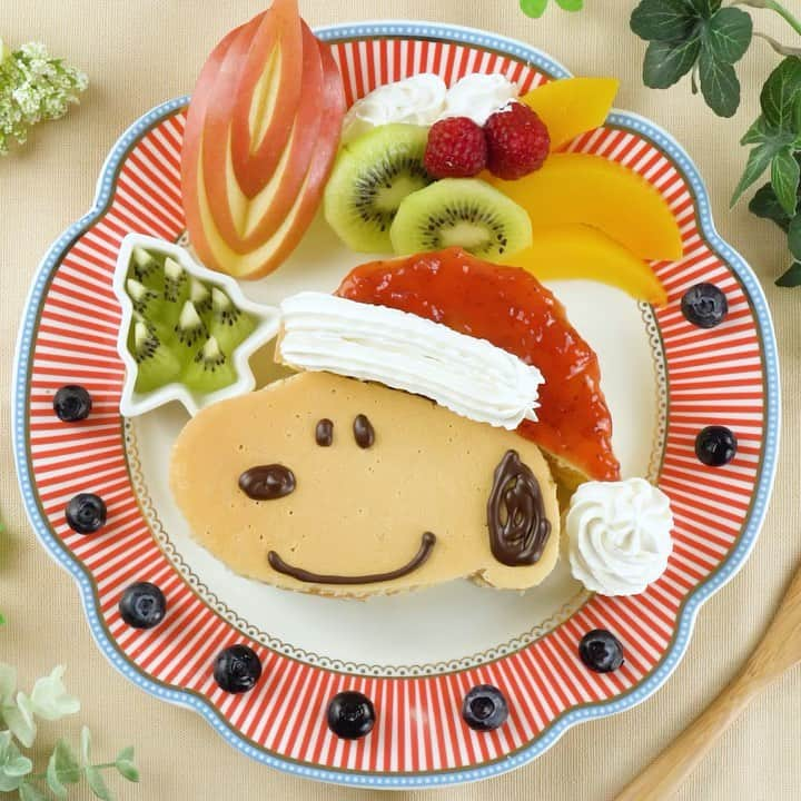 MABRE [マーブル] 笑顔を作るレシピのインスタグラム：「⠀ スヌーピーのクリスマス風パンケーキ🎅⠀ Snoopy's Chrismas Pancake🎄⠀ ━━━━━━━━━━━━━━━━━━⠀ 材料があれば簡単につくれるクリスマス仕様のスヌーピーパンケーキです🎶⠀ クリスマスパーティーに子供に喜ばれそうな1品です✨⠀ スヌーピーと帽子の型紙を使えば簡単にきれいに切れます👍⠀ ⠀ 💡カットや盛り付ける瞬間など⠀ 💡動画を一時停止で見たい人は...🤔⠀ 💡Youtubeで「mabre キャラ弁」と検索してね🧚‍✨⠀ ━━━━━━━━━━━━━━━━━━⠀ 【材料】⠀ ・パンケーキ 4枚⠀ ・いちごジャム 適量⠀ ・チョコペン 1本⠀ ・ホイップクリーム 適量⠀ ⠀ 【作り方】⠀ ① パンケーキを2枚ずつ重ねて頭と帽子の形に切る⠀ ⠀ ② お皿の上に並べて帽子にいちごジャムを塗る⠀ ⠀ ③ チョコペンで鼻、目、耳を描く⠀ ⠀ ④ 帽子にホイップクリームをのせる⠀ ⠀ ⑤ スヌーピーの周りにフルーツを飾れば完成⠀ ━━━━━━━━━━━━━━━━━━⠀ MABREではキャラ弁を作る皆様からの投稿をお待ちしております😊⠀ ⠀ #マーブルレシピ と付けるだけ👍✨⠀ 投稿してくれた方は⠀ Instagramでの投稿やストーリーだけではなく⠀ Twitter、Facebook、公式webサイトでも紹介させていただきます🧚‍✨」