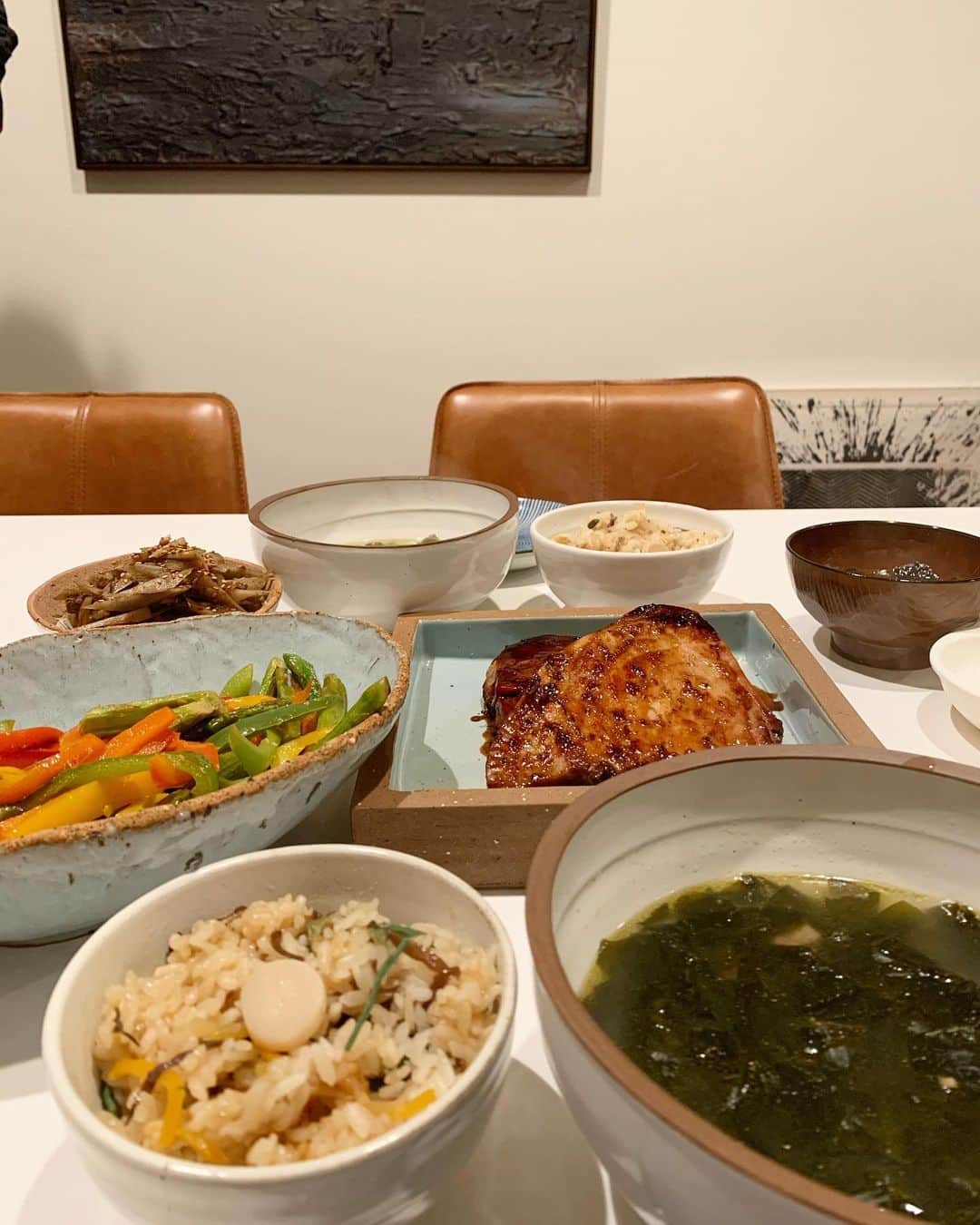 のインスタグラム：「#sundaydinner  #まぐろの照り焼き、山菜ごはん、わかめスープ、アスパラとパプリカ炒め、きんぴらごぼう。 まとまりの無いメニューですが、 #お腹が膨れればそれで良し　 作ってる工程はストーリーにアップしました🙌🏻 참치스테이크 산채밥 미역국 아스파라와파프리카볶음 우엉조림 퓨전식단이지만 배부르면 장땡이죠👍🏻 . #rinastable #리나스테이블 #집밥 #おうちごはん#晩ごはん」