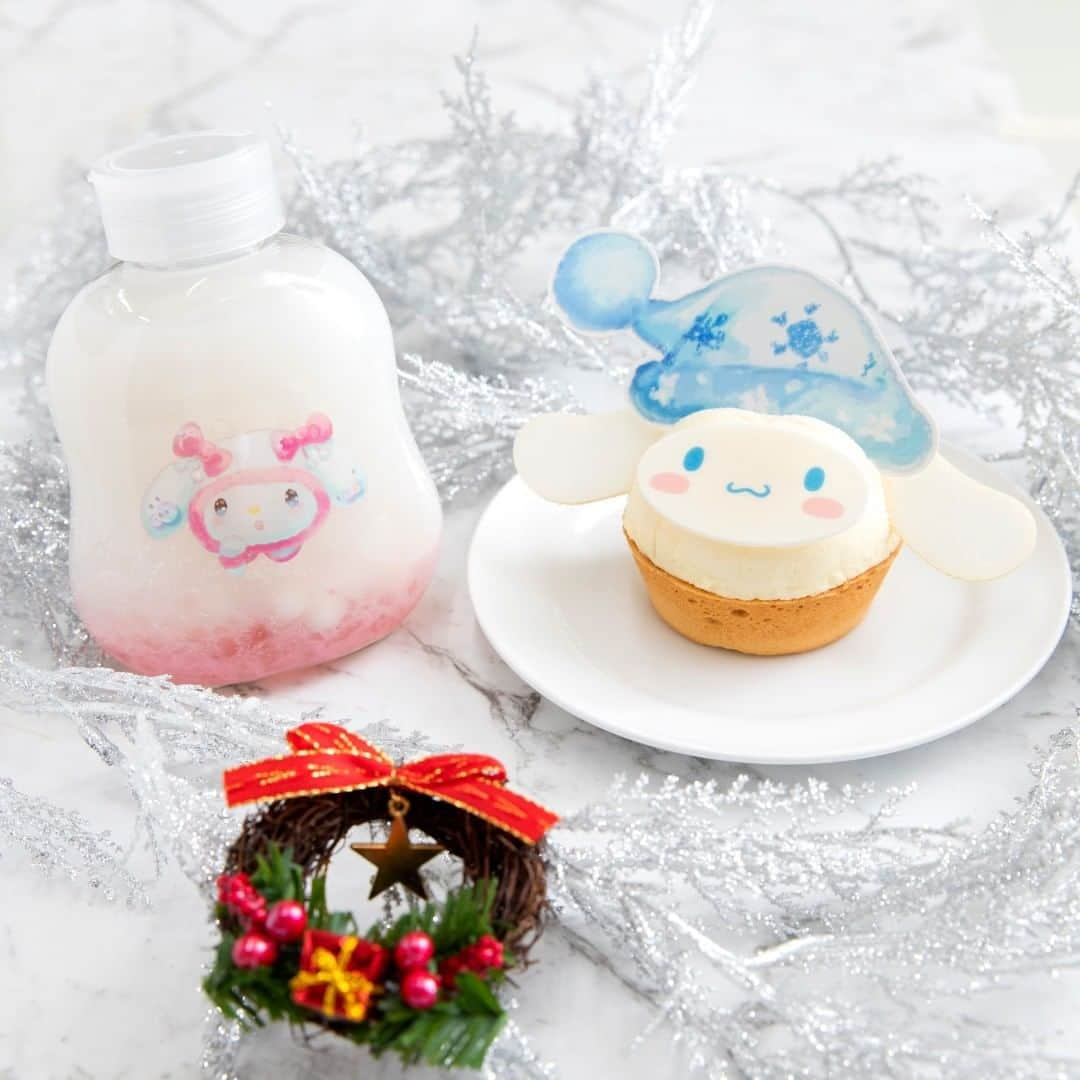 Sanrio Purolandさんのインスタグラム写真 - (Sanrio PurolandInstagram)「🧁﻿ 「PURO WHITE CHIRISTMAS」開催中！（11/8〜12/25）﻿ #ピューロクリスマス にはもう行きましたか？✋﻿ 行った人は、コメントでぜひ感想を教えて下さい♪﻿ ﻿ 見てかわいい💞 食べて美味しい😋クリスマス限定メニューも要チェック！﻿ クリスマス限定スイーツを食べたときは #ピューロジェニック で投稿してね🎄 .ㅤㅤㅤㅤㅤㅤㅤㅤㅤㅤㅤㅤㅤㅤㅤㅤㅤㅤㅤㅤㅤㅤㅤㅤㅤ ❄️シナモンのクリスマスレアチーズタルト﻿ 4F シナモロールドリームカフェ ㅤㅤㅤㅤㅤㅤㅤㅤㅤㅤ ❄️マイメロディのホワイトタピオカドリンク﻿ 1F スウィートパーラー﻿ ﻿ #サンリオピューロランド #sanriopuroland #ピューロジェニック﻿ #クリスマス #ホワイトクリスマス #christmas #merrychristmas #シナモロール #シナモン #シナモロールドリームカフェ #マイメロディ #instafood #白 #チーズケーキ #タピオカ #スイーツ #スイーツ巡り #カフェ #カフェ巡り #カフェ活 #お洒落 #グルメ #グルメ旅 #KAWAII #kawaiiasthetic #ピューロランド #サンリオ #テーマパーク #おでかけ﻿」12月9日 12時31分 - purolandjp