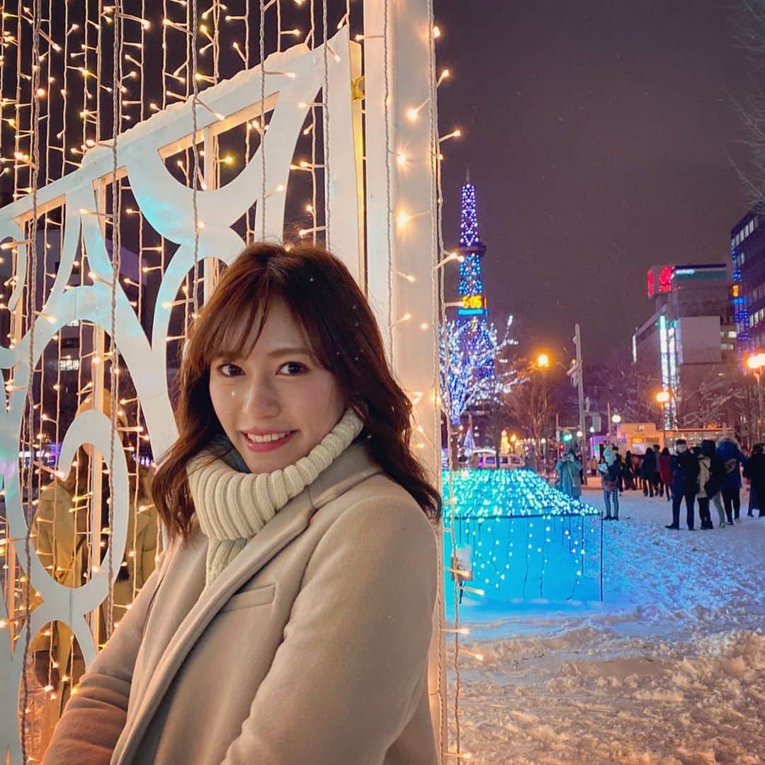 山下愛実（まなみるく）のインスタグラム：「キラキラ💫🎄✨ . #彼女とデートなうに使っていいよ#って古めのタグ使ってみる #2枚目のあほズラ#祈ってないよ#上に何かあったんだろね #イルミネーション#ロケ#撮影 #ファッション#メイク#ヘアー」