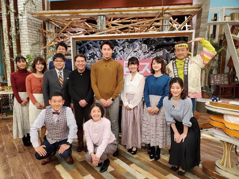 KBCテレビ「アサデス。」さんのインスタグラム写真 - (KBCテレビ「アサデス。」Instagram)「原です♪ おはようございます😆  今シーズン中継ぎ投手として活躍されたホークス高橋純平投手にスタジオにお越しいただきました✨ PayPayアンバサダーに任命されたと言うことで高橋投手がペイペイポーズして下さいました～📷 ありがとうございます✨  来年の目標は「一軍定着！先発挑戦！」とのこと！ 是非先発としてマウンドにあがる姿が見たいですね👀✨ 来シーズンの活躍も期待しています！  そんな高橋投手ですが、今日契約更改だそうです。 そちらの様子も明日のスポーツ☆キラリで放送予定です💨 是非チェックしてくださいね～♪ 今朝は寒かったですね！ 日向では朝との温度差が10度以上と大きいので調節の利く服装が良さそうです！  いってらっしゃい😄  #アサデス。#kbc#福岡#fukuoka#ホークス#sbhawks#高橋純平」12月9日 12時49分 - asadesu_kbc