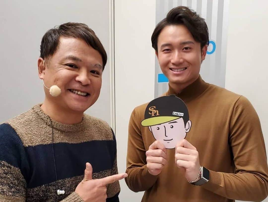 KBCテレビ「アサデス。」さんのインスタグラム写真 - (KBCテレビ「アサデス。」Instagram)「原です♪ おはようございます😆  今シーズン中継ぎ投手として活躍されたホークス高橋純平投手にスタジオにお越しいただきました✨ PayPayアンバサダーに任命されたと言うことで高橋投手がペイペイポーズして下さいました～📷 ありがとうございます✨  来年の目標は「一軍定着！先発挑戦！」とのこと！ 是非先発としてマウンドにあがる姿が見たいですね👀✨ 来シーズンの活躍も期待しています！  そんな高橋投手ですが、今日契約更改だそうです。 そちらの様子も明日のスポーツ☆キラリで放送予定です💨 是非チェックしてくださいね～♪ 今朝は寒かったですね！ 日向では朝との温度差が10度以上と大きいので調節の利く服装が良さそうです！  いってらっしゃい😄  #アサデス。#kbc#福岡#fukuoka#ホークス#sbhawks#高橋純平」12月9日 12時49分 - asadesu_kbc