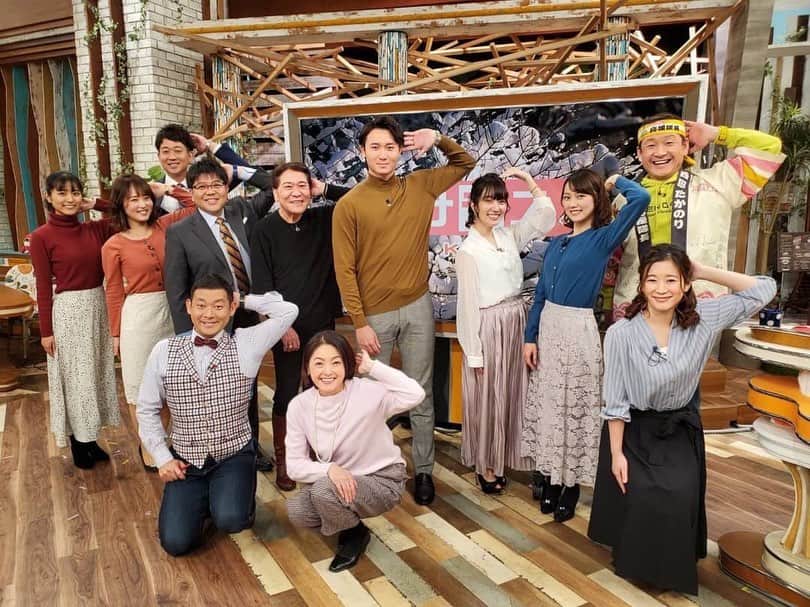 KBCテレビ「アサデス。」さんのインスタグラム写真 - (KBCテレビ「アサデス。」Instagram)「原です♪ おはようございます😆  今シーズン中継ぎ投手として活躍されたホークス高橋純平投手にスタジオにお越しいただきました✨ PayPayアンバサダーに任命されたと言うことで高橋投手がペイペイポーズして下さいました～📷 ありがとうございます✨  来年の目標は「一軍定着！先発挑戦！」とのこと！ 是非先発としてマウンドにあがる姿が見たいですね👀✨ 来シーズンの活躍も期待しています！  そんな高橋投手ですが、今日契約更改だそうです。 そちらの様子も明日のスポーツ☆キラリで放送予定です💨 是非チェックしてくださいね～♪ 今朝は寒かったですね！ 日向では朝との温度差が10度以上と大きいので調節の利く服装が良さそうです！  いってらっしゃい😄  #アサデス。#kbc#福岡#fukuoka#ホークス#sbhawks#高橋純平」12月9日 12時49分 - asadesu_kbc