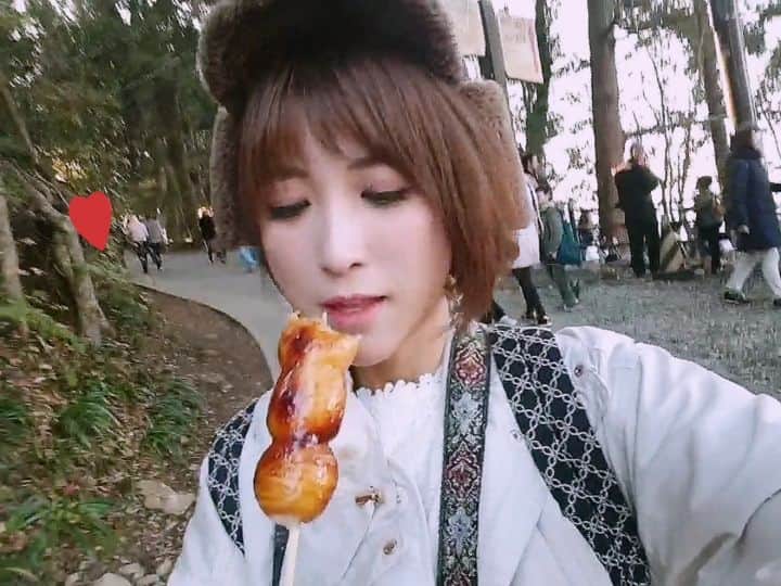 石関友梨のインスタグラム：「どこにいるかわかる(*´ `*)？ #紅葉」