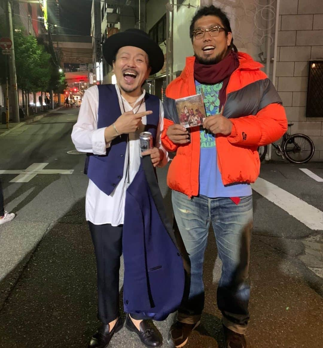 シーサーさんのインスタグラム写真 - (シーサーInstagram)「・ 昨夜たまたまNOONの前を通りかかった ラグビー日本代表の堀江選手と!! 2.3年前に東京で会ったきり、まさかの大阪で久々に再会。 バンド好きな堀江さん。 DOBERMANのライブに遊びに来てくれるってYo!!. ウレシイがすぎる!! ピス！  #DOBERMAN_ska #嬉しい偶然 #これからも応援してます #ラグビー日本代表」12月9日 12時52分 - __seasir__