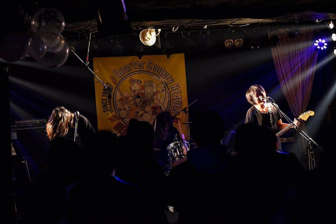 strange world's endさんのインスタグラム写真 - (strange world's endInstagram)「strange world's end / 2019.12.8﻿ 三軒茶屋HEAVEN'S DOOR﻿ ﻿ strange world's end﻿ presents『暴発』vol.1﻿ ﻿ photo by#セオサユミ﻿ ﻿ #strangeworldsend #ストレンジワールズエンド #飯田カヅキ #kazukiiida #band #バンド #平マサト #masatotaira #フルカワリュウイチ #ryuichifurukawa #三軒茶屋heavensdoor #三軒茶屋 #live #livephoto #ライブ #ライブ写真 #livehouse #ライヴハウス」12月9日 12時53分 - strange_worlds_end