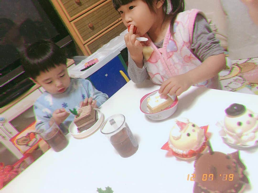のインスタグラム：「#20191207  土曜日の話🗣 今年最後の実家とおばあちゃん家 ゆっくりできました👵🏼👴🏼💓 ようたとひなとも最後だから 可愛いケーキを買っていったら とっても喜んでくれた🎅🏻🌲💝 たくさんの癒しをありがとう👦🏻👧🏻 #来年の成長も楽しみ  #姪っ子 #甥っ子 #4歳 #2歳」
