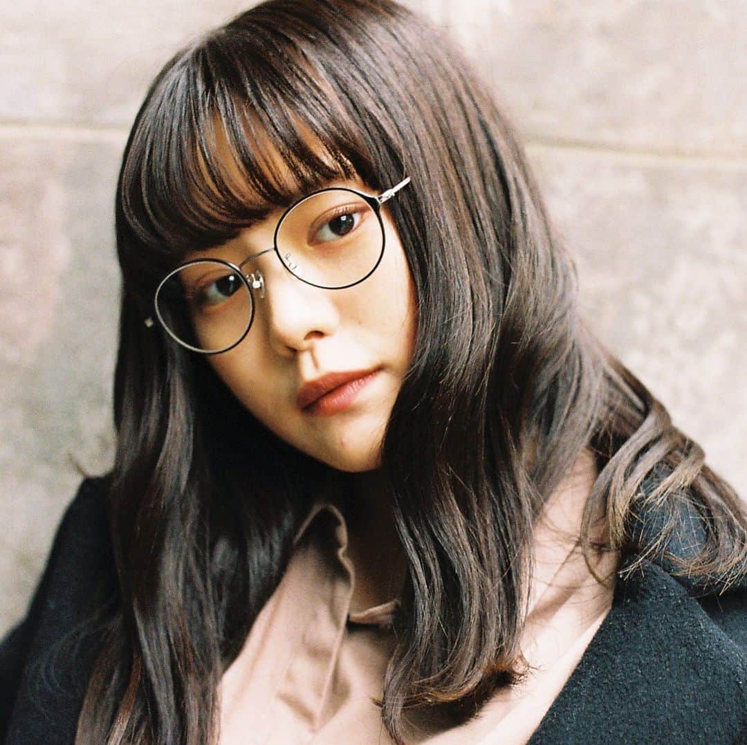 Zoff Officialのインスタグラム：「Zoff CLASSIC / ZK192002_14E1 Model @natsumi__kimura 人気のメタルフレームをリニューアル。 冬のクラシカルな装いに合わせた深い色味のフレームで、より大人っぽい印象に。 #Zoff #FASHION #eyewearstyle #メガネ #ゾフ女子 #Zoffコーデ #ゾフクリスマスプレゼント #🤶 #🎁 **************************** Zoff公式Instagramアカウントフォロー＆「いいね！」でメガネが当たる #ゾフクリスマスプレゼント キャンペーン実施中。さらに年末年始を盛り上げるストーリーズ用フィルターを全員にプレゼント中 。 . ■企画概要 Zoff公式Instagramアカウント「@zoff_eyewear」をフォローし、Zoff公式Instagramアカウントによる12月投稿分のハッシュタグ #ゾフクリスマスプレゼント がついている全８投稿いずれかに「いいね！」をしてくれた方の中から、それぞれ1投稿につき1名合計8名様に投稿で使用した同型のフレームに「Zoff UVクリアレンズ」(※度無し)をセットしたメガネをプレゼント。 . ■参加資格  下記2条件を満たすことで参加可能 ①Zoff公式Instagramアカウント「@zoff_eyewear」をフォロー ②Zoff公式Instagramアカウントによる12月投稿分の「#ゾフクリスマスプレゼント」 ハッシュタグがついている全8投稿の中から、ご希望のメガネが着用されている投稿に「いいね！」をする ※すでにZoff公式Instagramアカウントをフォローいただいている方もご参加いただけます ※公開アカウントのみ抽選対象とさせていただきます ※キャンペーン期間中にフォロー、「いいね！」を外されている方は対象外とさせていただきます . ■賞品  投稿で使用した同型のフレームに「Zoff UVクリアレンズ」(※度無し)をセットしたメガネ 各1本合計8名様分 . ■キャンペーン期間 2019年12月2日（月）以降投稿分〜2019年12月20日（金）23：59まで . ■当選発表  当選結果はDMにて当選者様のみにお送りいたします . ■プレゼント発送予定 2019年12月24日（火）発送予定 . ■応募規約  当社が実施する「#ゾフクリスマスプレゼント」キャンペーンに応募の方は、以下をよくお読みいただき、ご同意いただける場合のみご応募ください。 https://www.zoff.co.jp/shop/t/t1642/」