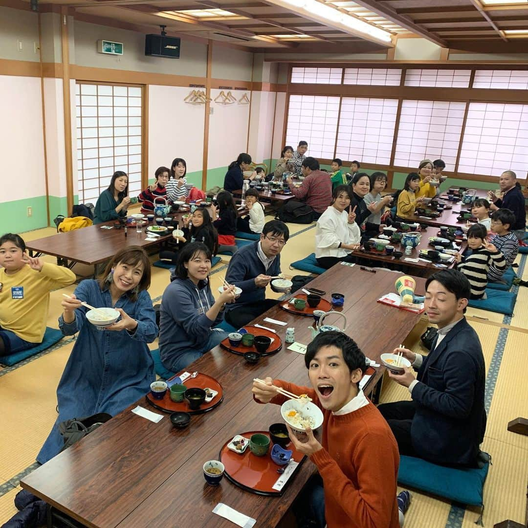 河島あみるさんのインスタグラム写真 - (河島あみるInstagram)「あみるのママで　みかん遠足🍊 今年もたくさんのファミリーが参加してくれました。 みんなで　おいしいしらす丼をいただいた後は テッパンのAQ選果場🍊🍊 大人も子供も大興奮！写真&動画をたくさん撮ってましたよー。 早生みかんは　小さめが美味しいんですが、今年は雨が多くかなり大きめ😅 だけど　その中でも子供たちはみかんの木の奥まで入ってうまいことちっちゃい実をみつけて来るんです　宝探しみたいでした！ 地元有田のみなさんも　子供たちを優しく迎えてくださり感激♫ また来年も行きたいなぁ。 応募してくださったみなさん、ありがとうございました！！ 。 最後の一枚は　ちびっこと遊びすぎて疲れすぎておもしろい寝相の川田くんと　ビキニ部長👙 ☆ #JA有田#有田みかん#みかん狩り#ラジオ大阪#あみるのママで #みかピー#ビキニ部長#ラジオ #ラジオパーソナリティ」12月9日 13時06分 - amiru_kawashima