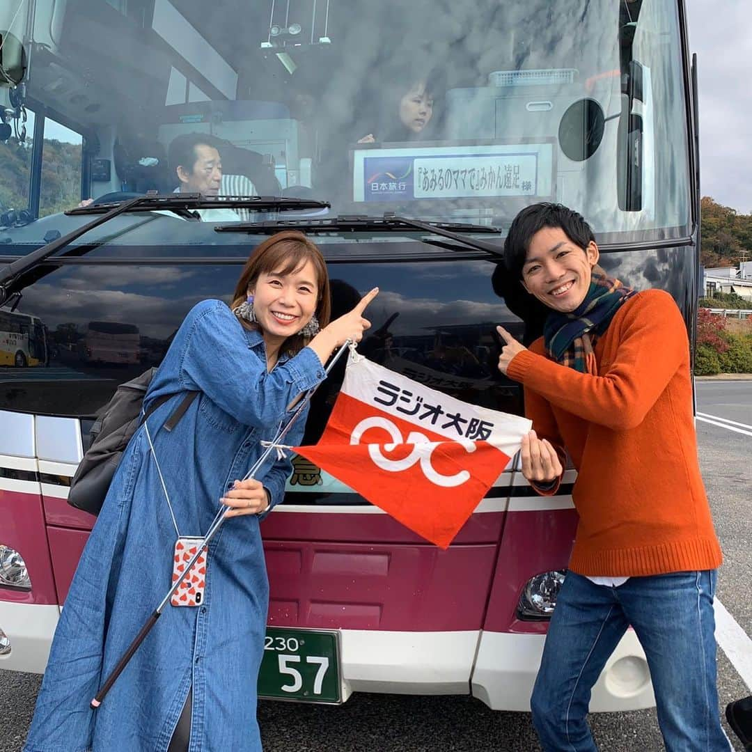 河島あみるさんのインスタグラム写真 - (河島あみるInstagram)「あみるのママで　みかん遠足🍊 今年もたくさんのファミリーが参加してくれました。 みんなで　おいしいしらす丼をいただいた後は テッパンのAQ選果場🍊🍊 大人も子供も大興奮！写真&動画をたくさん撮ってましたよー。 早生みかんは　小さめが美味しいんですが、今年は雨が多くかなり大きめ😅 だけど　その中でも子供たちはみかんの木の奥まで入ってうまいことちっちゃい実をみつけて来るんです　宝探しみたいでした！ 地元有田のみなさんも　子供たちを優しく迎えてくださり感激♫ また来年も行きたいなぁ。 応募してくださったみなさん、ありがとうございました！！ 。 最後の一枚は　ちびっこと遊びすぎて疲れすぎておもしろい寝相の川田くんと　ビキニ部長👙 ☆ #JA有田#有田みかん#みかん狩り#ラジオ大阪#あみるのママで #みかピー#ビキニ部長#ラジオ #ラジオパーソナリティ」12月9日 13時06分 - amiru_kawashima