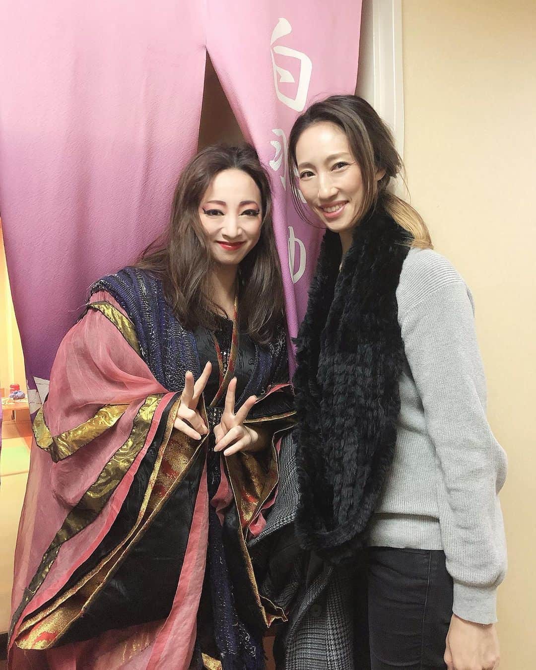 白羽ゆりのインスタグラム：「里見八犬伝千秋楽。  水さんが観に来て下さいました！！ 嬉し過ぎる😍  宝塚の水さんの里見八犬伝、私も観に行きました！  またいつか共演出来ますように❣️」