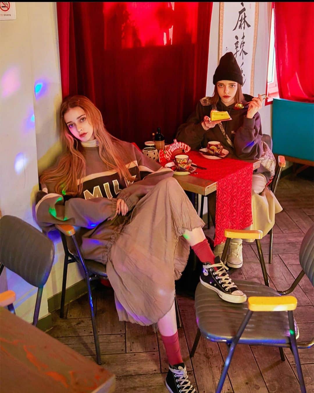Chuuのインスタグラム：「Strawberry Milk  OPEN!!!! / 19fw "Milk Club"  락커룸에서 방금 나온것같은 편안함과 귀여움으로 디자인된 2019FW 스베밀 아이템들! 일상속에서 편하게 입을수있는 소재감과 디자인의 2019FW 컬렉션은 "Milk Club"이라는 주제로 출시됩니다.  실용적이며 편안한 룩에 유니크한 프린트와 로고플레이로 디자인된 19FW 스베밀. 하루빨리 밀크클럽에 조인하세요!  #chuuseoul @strawberrymilk_chuu」