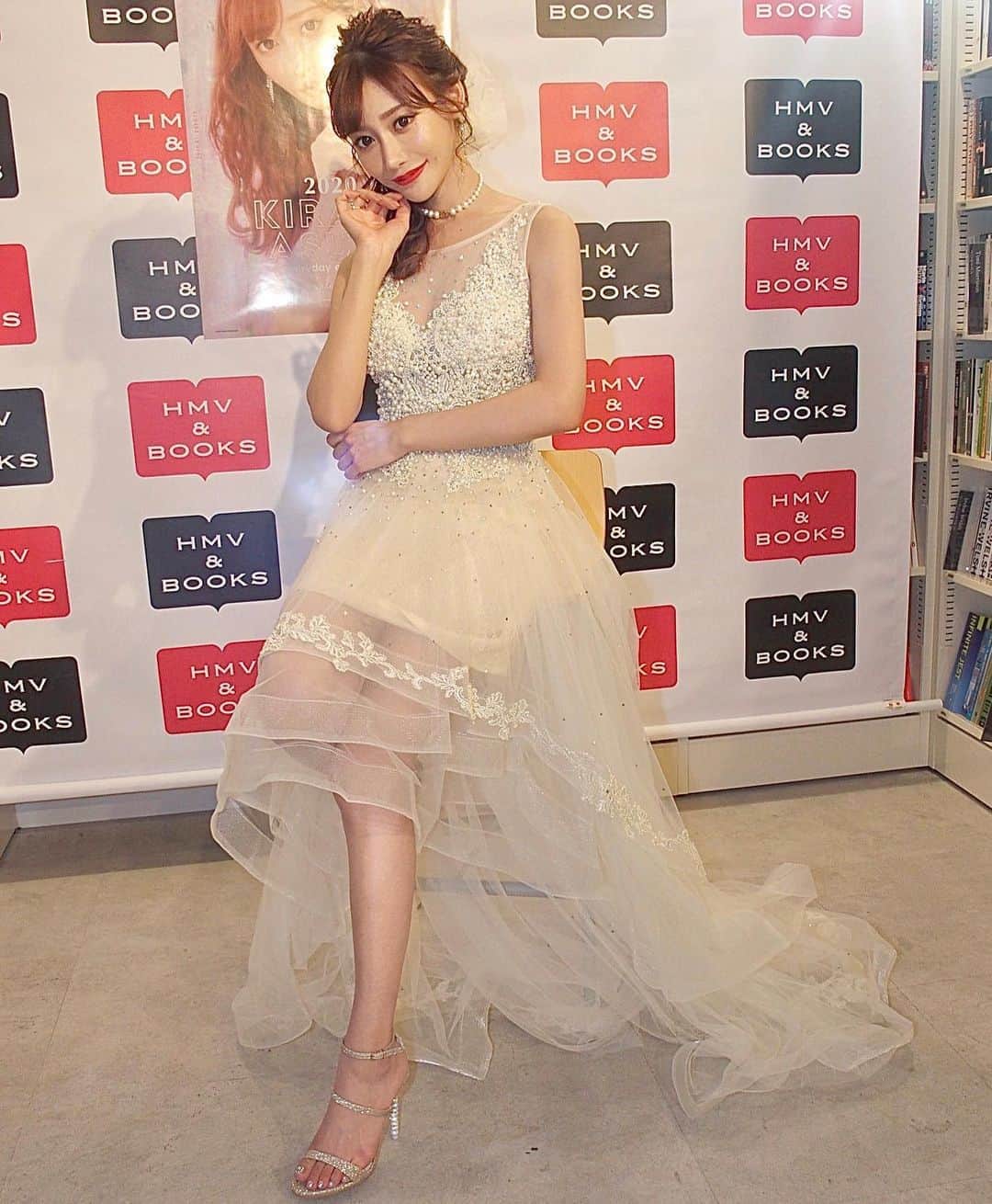 明日花キララのインスタグラム：「二部はお着替えしてプリンセス👰🏻🏰 どこの？ってたくさん聞かれた可愛いドレスはこちらも@dress_tika さんからの提供です👗❤︎ 皆様、いつもセンス抜群のプレゼントありがとう🥺🥺🥺 家がプレゼントだらけで入りきらなくなってきたからプレゼント用の部屋があるおうちに引っ越そう..🏘💭 はぁ。 しあわせ🥺🥺🥺💗 あ、 #カレンダーどの月が好きでした？」