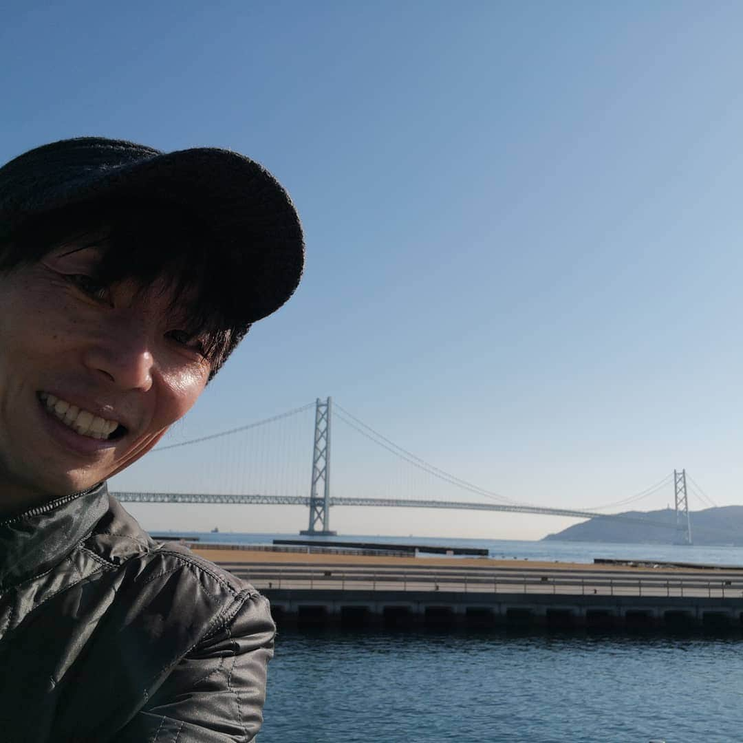 岡田達也のインスタグラム：「橋と淡路島と私。  #明石海峡大橋 #淡路島 #岡田達也」