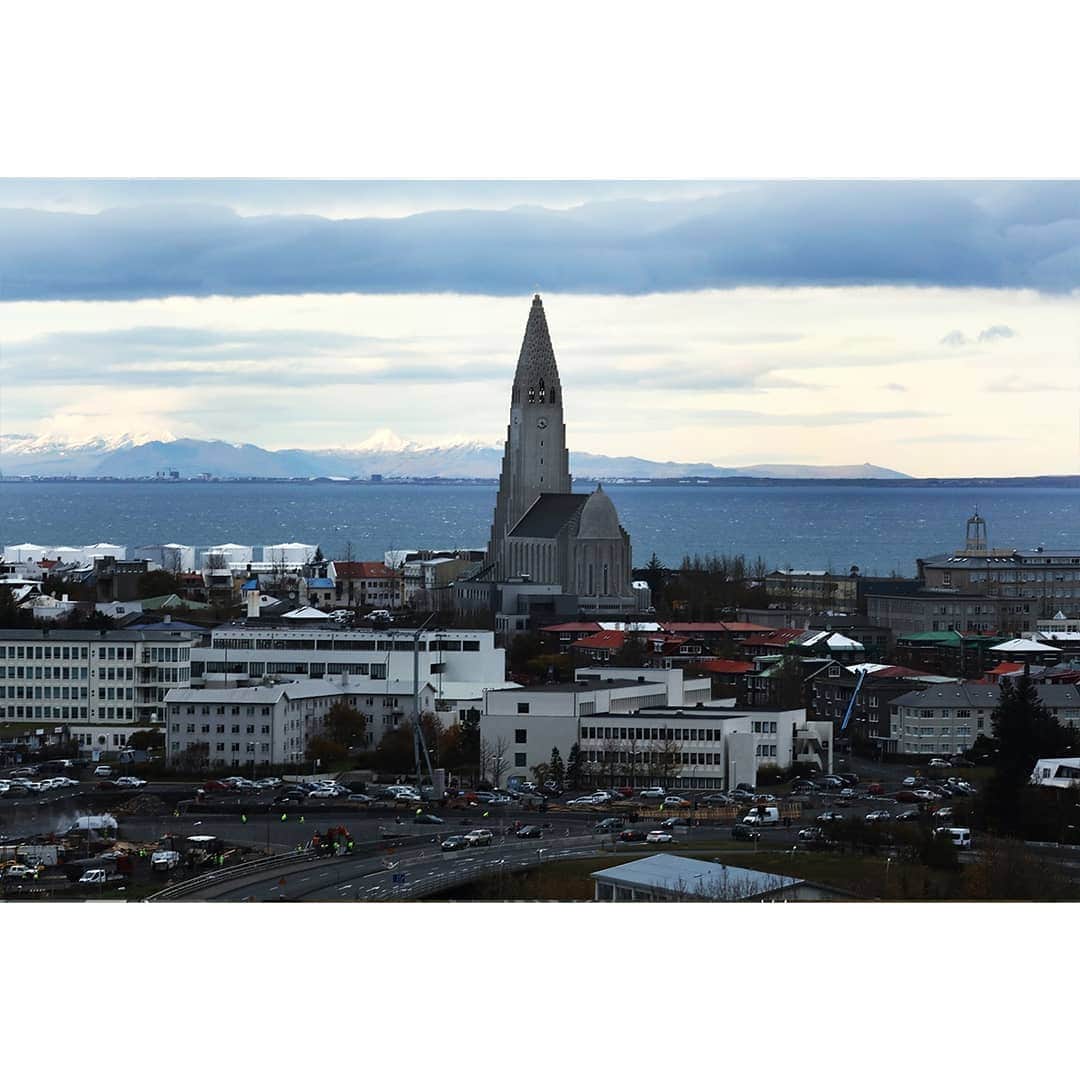 テレビ朝日「世界の街道をゆく」さんのインスタグラム写真 - (テレビ朝日「世界の街道をゆく」Instagram)「北極圏近くの島国アイスランドのレイキャビクから旅を始めます。世界最北に位置する首都です。 カラフルな家並みから、人々の暮らしへの思いを感じます。 この島に町が築かれたのは、9世紀末頃、ノルウェーのヴァイキングが入植し始めてからの事です。 共和国の独立は1944年のことだと教会の塔を見つめ船乗りが語ります。斬新なデザインを持つ教会です。その偉容は火山から吹きでたマグマを表しているといいます。 前に立つ像は紀元1000年頃アメリカ大陸へ渡ったとされるアイスランド生まれのヴァイキングです。 独立後、41年の歳月をかけて1986年に完成したプロテスタントの教会があります。オルガン奏者が、「建物もそうだがこのオルガンもアイスランドで一番大きいものだ」と、演奏を始めました。 オルガンの響きが、人々が積み上げて来た歴史と共に世界最北の首都に温もりを与えてゆきます。  #世界の街道をゆく #キヤノン #テレビ朝日 #坂東巳之助 #canon #大自然と調和する北国の道 #アイスランド #ICELAND #レイキャビク #Reykjavik」12月9日 13時33分 - tvasahi_kaidou