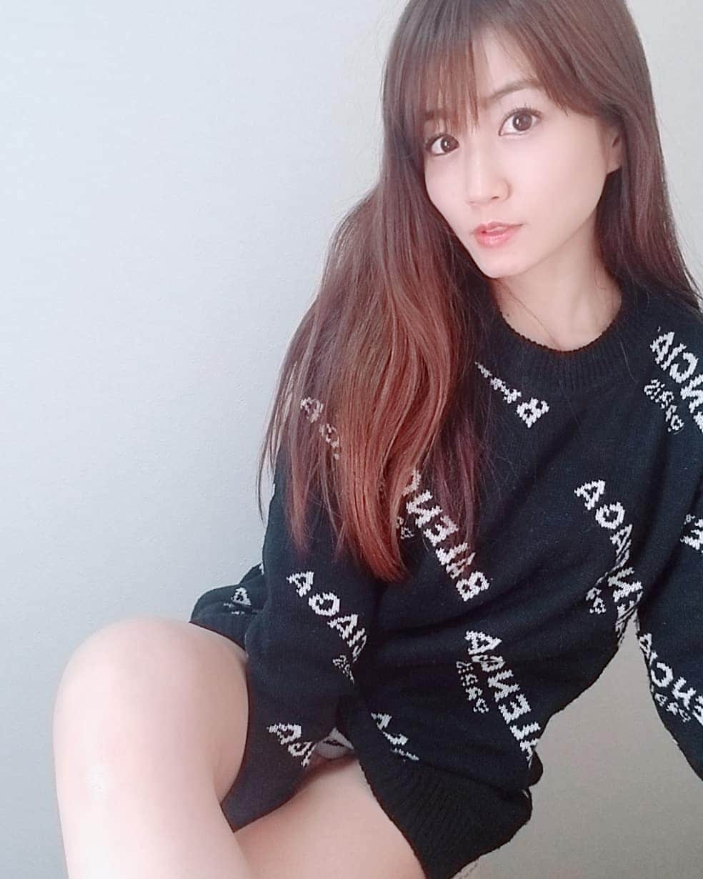 のインスタグラム：「どーも、ようこです❤️﻿ ﻿ ﻿ ﻿ 冬らしい天気❄️﻿ 関東地方は夕方くらいから雨になるみたいなので気を付けましょ☂️﻿ ﻿ リップを塗っても塗ってもすーぐ乾燥します💄💄﻿ 加湿器大活躍🌸❤️🌸❤️﻿ ﻿ 楽しく冬をのりきりましょ🎵﻿ ﻿ ﻿ ﻿ ﻿ ﻿ ﻿ ﻿ こちらのニットは﻿ @selectshop.leeen さんです❤️﻿ ﻿ ﻿ ﻿ #12月#冬#加湿器#乾燥#加湿#保湿#アンチエイジング#アラフォー#アラフォーコーデ#ダイエット#ニット#トップス#ファッション#ファッションコーデ #fashion#japan#instagram」