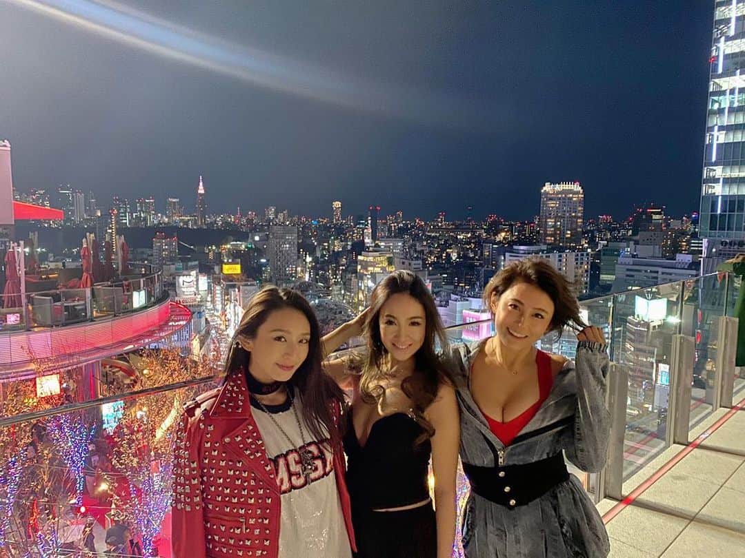 DJ JUICYのインスタグラム：「先日！「CÉ LA VI TOKYO」のレセプションパーティーに行ってきました💁🏻‍♀️💁🏻‍♀️💁🏻‍♀️❤️ 12月5日にグランドオープンした 東急プラザ渋谷の17&18階‼️ やっとやっと、日本にこういう場所ができた〜💃🕺🎉🎈 美味しいご飯が食べれて、ルーフトップで景色を見ながら乾杯して、クラブで踊り散らかす😋🤩🤪🥳😘🍾🍾🍾🍾 シンガポール、台湾、香港、マレーシア🌎アジアには沢山！複合エンターテイメントレストランがある中、日本にも出来で欲しい〜ってずっと待ってました😍😍😍✨ ご飯もデザートも美味しかった😍 クリスマスや年末のpartyに 是非、行ってみて下さい💕  #celavitokyo  #rooftopbar#club#music#shibuya#tokyo#party#東急プラザ渋谷 #グランドオープン」