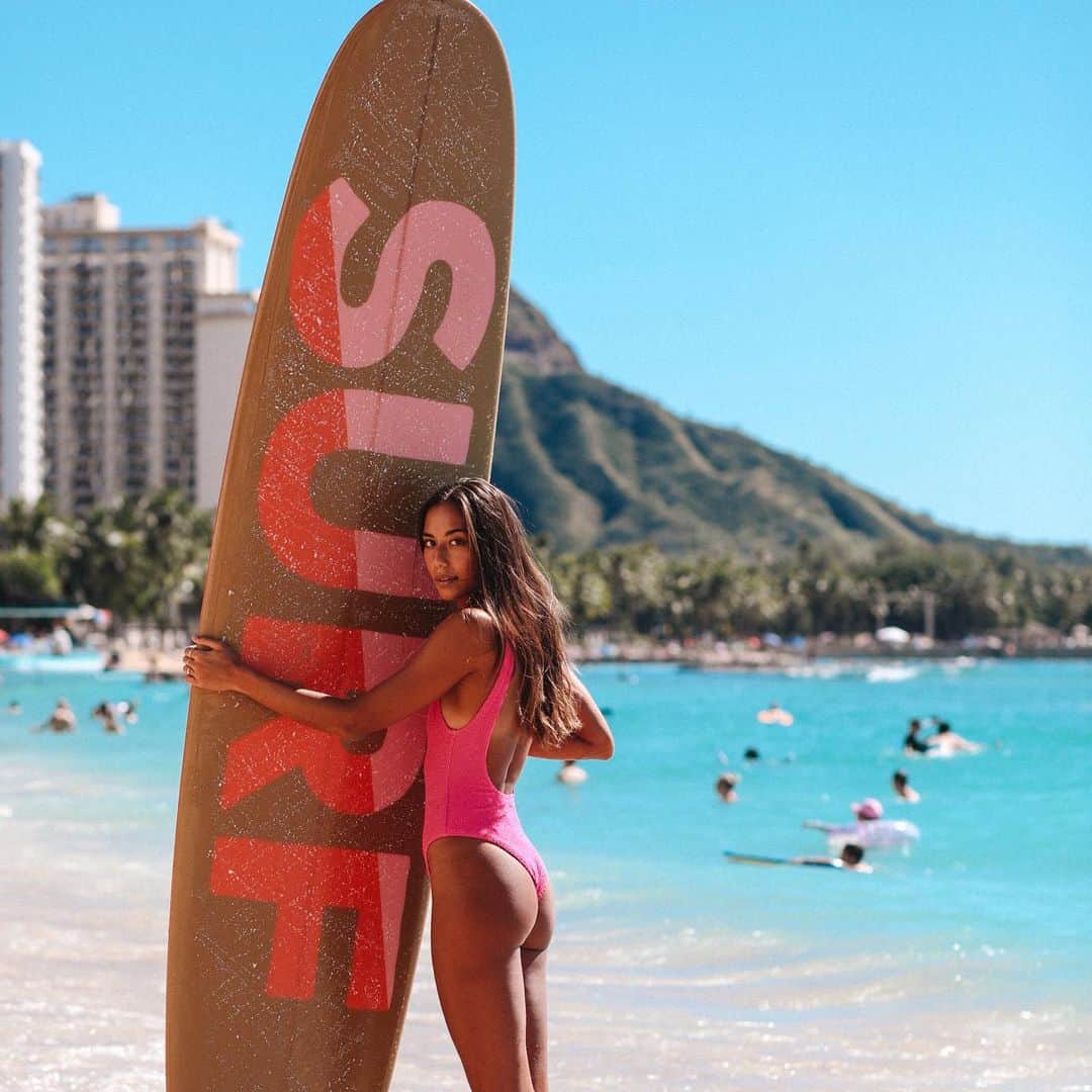 マリア・マーフィーのインスタグラム：「Waikiki Day🌴 @billabongwomens #knowthefeeling」