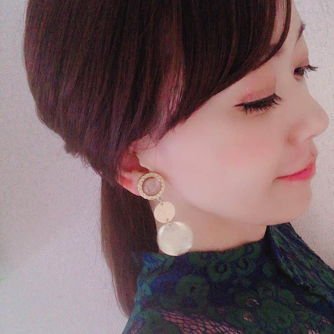 岡部玲子さんのインスタグラム写真 - (岡部玲子Instagram)「本日の衣装とアクセサリー✨ 今日、寒すぎません⁉️ ホッカイロ貼り付けて出て来ちゃいました🤣  #岡部玲子 #子育て #主婦 #アラフォーママ #タレント #レポーター #40代 #キャスター #アナウンサー #競馬キャスター #衣装 #レースワンピース #ヘアアレンジ #絶壁カバー #有馬記念 #mama #talent #reporter #instagood #f4f #love #dress #hairarrange #announcer #happy #winter」12月9日 13時49分 - reiko_okabe