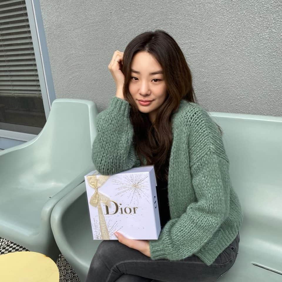 ステファニー・リーのインスタグラム：「크리스마스엔 디올 쟈도르 💘  #디올쟈도르 #diorjadore #ad @diorparfums」