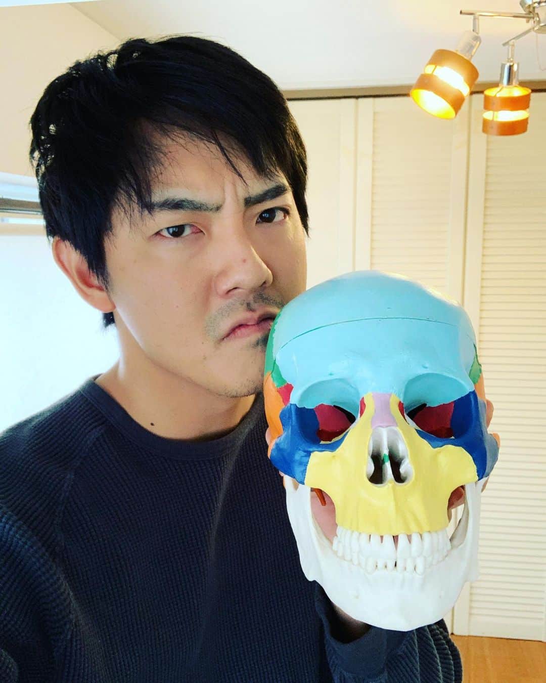 長田成哉のインスタグラム：「施術して貰いたてで軽く寝落ちしてたんで髪の毛バグってますが。 半年ぶりぐらいにやってもらったら、やっぱりグッシャグシャでした。また膝裏にゴルフボール入ってるって言われました。 ありがとう、ゴッドハンド。 #美容矯正企画楓」
