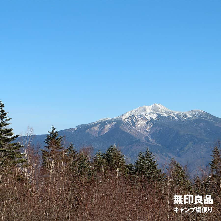 無印良品さんのインスタグラム写真 - (無印良品Instagram)「【キャンプ】モノクロームの世界 岐阜県・南乗鞍キャンプ場がある飛騨地方では気温がぐっと下がり、乗鞍岳の山頂に雪が積もっているのが見えています。 11月後半には乗鞍岳の中腹に位置するキャンプ場にも雪が降り、幻想的なモノクロームの世界に包まれました。これから雪が積もると、あたり一面真っ白になり、また違った眺めになります。 - #無印良品 #MUJI #無印良品キャンプ場 #キャンプ場 #岐阜 #南乗鞍 #飛騨 #高山 #飛騨高山 #乗鞍岳 #乗鞍 #雪 #snow #雪景色 #冬 #冬景色 #winter」12月9日 14時00分 - muji_global