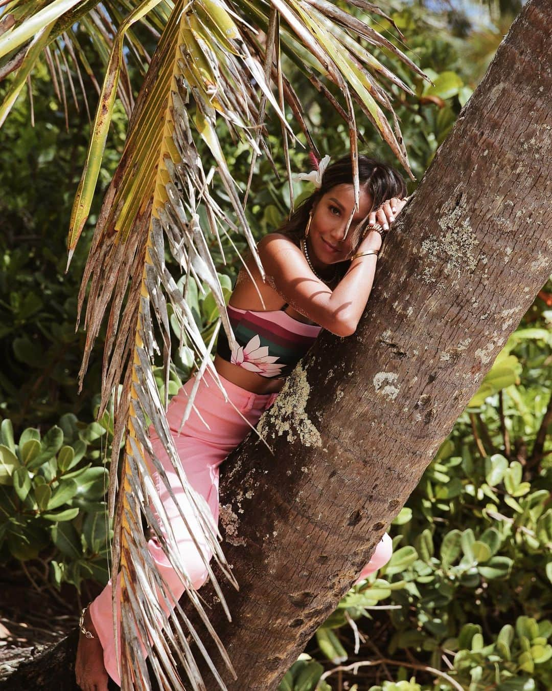 ジュリー・サリニャーナさんのインスタグラム写真 - (ジュリー・サリニャーナInstagram)「into the wild. 🌴🌺」12月9日 14時11分 - sincerelyjules