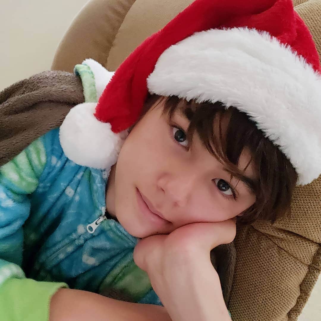 のインスタグラム：「Christmas is just around the corner🎄 いつもの場所。いつもの格好。ゲーム。 * * #christmas #クリスマス #ゲーム #学校 #宿題 #日常生活 #平和 #13歳 #中学生」