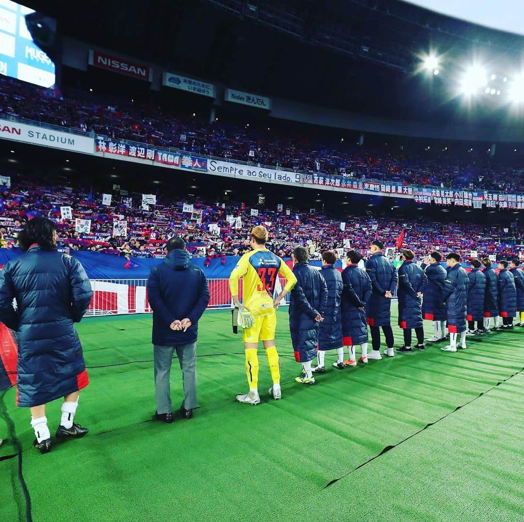 林彰洋さんのインスタグラム写真 - (林彰洋Instagram)「FINAL MATCH  今シーズン多くのサポートをいただきありがとうございました。 最終戦を終え年間順位2位が確定しましたが、それでもやはり残ったのは喪失感でした。 今シーズンチームの目標である ❗️タイトル奪取❗️ を願って進んできました。 リーグ戦の序盤からいい入りができ、そこから紆余曲折ありましたが自分達で結末の運命を決められる位置まできました。 ただラスト3戦はその部分では思った結果が残せなかった。 ココが何より感じた部分 絶対に結果を残さないといけない試合というものを尽く勝ち取れなかった。 この勝負所に対する教訓をまた是非来季の自分の糧にしたいと思う。  本当に１年間ありがとうございましたm(__)m  #vs横浜fmarinos  #ynwa🔵🔴 #fctokyo」12月9日 14時24分 - aki_hayashi0507