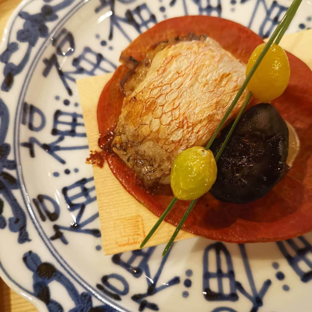 ayaka8880のインスタグラム：「. 無事にお食い初め。 . 娘のお宮参りから、子どものお祝いは、真砂茶寮。 . 真砂茶寮は、横浜で数件しかないミシュラン２つ星の料亭です。 . 気取った文書きましたが、私の学生時代のバイト先😂 . 大将ひとり、女将さんひとり、 の小さなお店。 . 当時はミシュラン取っていなくて、いつも通り大学終わりに働いていたら、 . 大将が急に真剣な顔した後、なんとミシュラン取りました★ぐしし . えー！って喜んだのを覚えてます。 . 着付け、日本酒に合う料理、時々生け花、器のこと。 . 全部教えて頂いて、きれいさっぱり忘れました。 . #相変わらず美味 #予約の電話したら #声がばばあになったな #大将じいさんになってた」