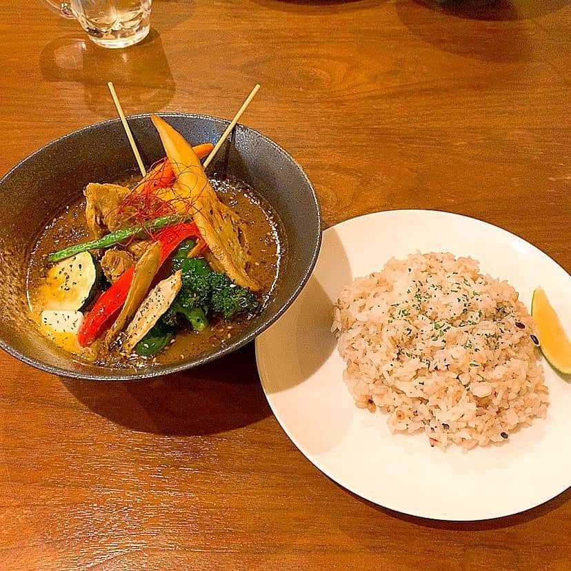 林田雪菜さんのインスタグラム写真 - (林田雪菜Instagram)「カレーは家で食べるご飯と思ってたけど スープカレーめっちゃ美味しかった🤤 飲みの締めにラーメンは定番だけど これからは締めのスープカレーの頻度も増えそう👏 #スープカレー#熊本スープカレー#スパイスラボ#spicelabo#花畑#辛さも選べる#トッピングとかメインも選べる#お気に入りのカレー屋さん#深夜も営業#飲みの締めにカレー#写真見てまたスープカレー食べたくなった#🤤」12月9日 14時45分 - hayashidayukina