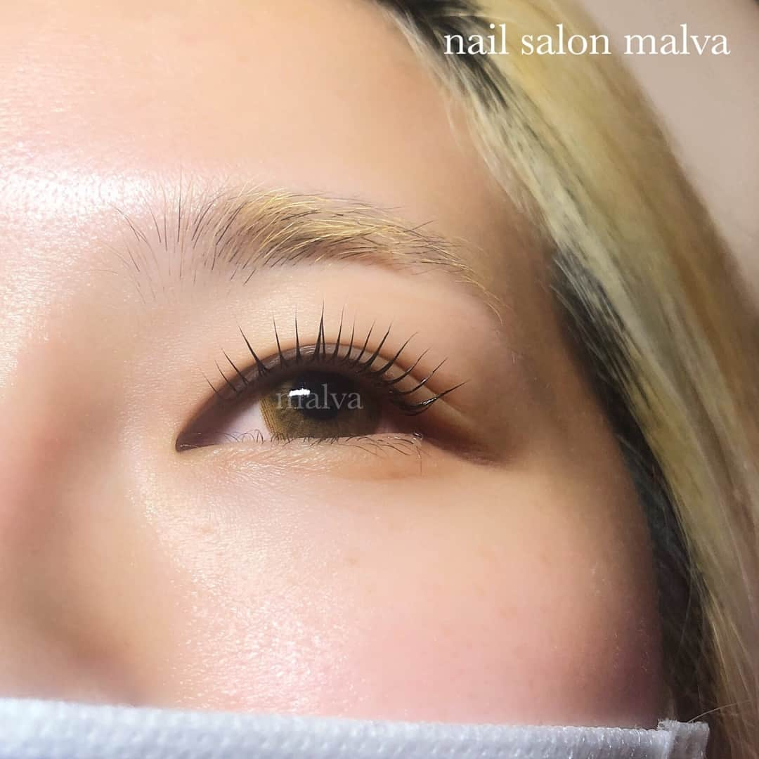 nailsalon malva（ネイルサロンマルヴァ）さんのインスタグラム写真 - (nailsalon malva（ネイルサロンマルヴァ）Instagram)「まつげカール❤︎⠀ ⠀ 持続力に定評あり✨⠀ コシのある自まつ毛もしっかり立ち上げます！⠀ ⠀ スワイプで動画もご覧いただけます✯*･ :.｡⠀ ⠀ 🖤🖤🖤🖤🖤🖤🖤⠀ ⠀  𝐧𝐚𝐢𝐥 𝐬𝐚𝐥𝐨𝐧  𝐦𝐚𝐥𝐯𝐚⠀ ⠀ ⠀ 原宿LINE@→(@malvaで検索)⠀ ご予約はLINEよりお願いします♡⠀ http://www.malvanail.com/sp/tokyo/price/eyelash.html⠀ ⠀ #malvaアイラッシュ#アイラッシュ#malva#マツエク#まつえく#メイク#まつエクデザイン#森絵里香#lashes#eye#まつげエクステ#まつエク#nail#eyelash#アイリスト#アイメイク#カラーエクステ#nailsalonmalva#メイク#ネイル#beautysalonmalva#アイリスト募集#makeup#まつ毛カール#まつげカール#beauty #エニシーグローパック正規取扱店 #エニシーグローパック  #リアムール正規取扱店 #エキスパートローション」12月9日 14時59分 - malva_nail