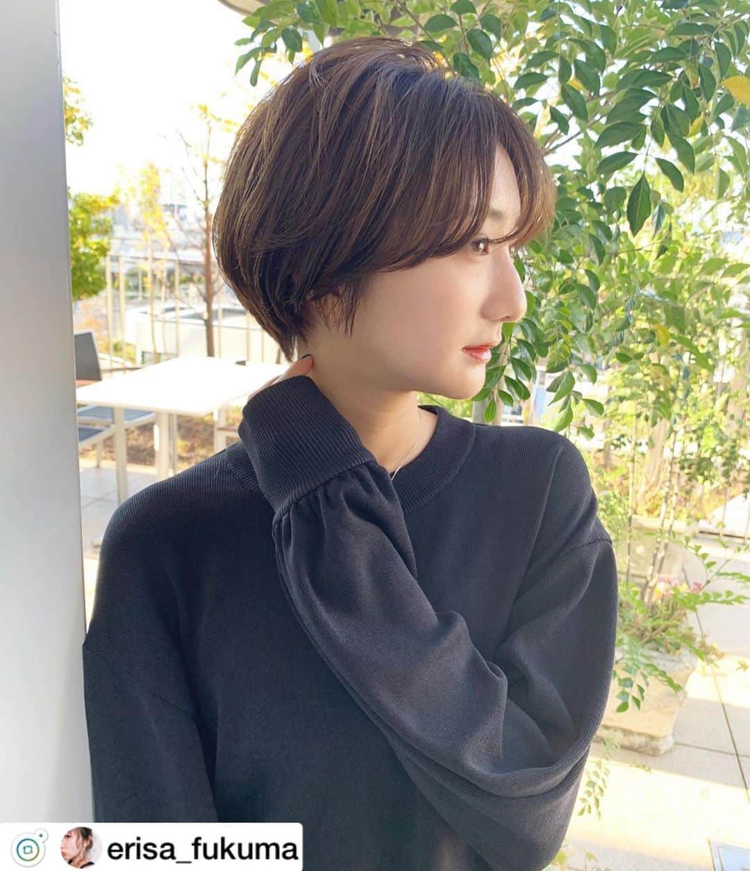 美容室ZACCさんのインスタグラム写真 - (美容室ZACCInstagram)「ほのかショート♡💇🏻‍♀️﻿ ﻿ #エリサ_お客様hair﻿ #ほのかショート﻿ #ハンサムショート﻿ #ほうじ茶カラー﻿ ﻿ ﻿ ♡新しく美容院を探している方大歓迎♡﻿ 10代〜40代の女性のお客様を幅広い年齢層で﻿ 担当させて頂いてます。﻿ ﻿ ・カラーや縮毛矯正etc...髪の毛を傷ませない施術で﻿ "キレイになってる!"を実感して頂けます。﻿ ﻿ ・独自のカット方法で﻿ くせ毛の方も"まとまる"﻿ さらにくせを"活かす"﻿ 直毛の髪の毛を"柔らかく"見せる"﻿ が叶えられます♡﻿ ﻿ ・お家でのスタイリング方法やアレンジの仕方も﻿ 1人ひとりに合わせてお伝えしています。﻿ ﻿ ♡小さなお悩みでもお気軽に相談して下さい♡﻿ -----------------﻿ ✂︎ZACC vie ✂︎﻿ 🚋表参道駅【B2】出口出てすぐ！﻿ ご予約専用ダイヤル☎︎03-5468-5882﻿ 【火曜定休・水曜臨時定休】﻿ -----------------﻿ ✂︎price✂︎﻿ 《前髪cut》¥1.100﻿ 《cut》¥7.700﻿ 《cut&color》 ¥17.050﻿ 《cut&perm》 ¥16.500〜﻿ 《cut&color&treatment》 ¥24.200〜﻿ 《髪質改善》¥14.300〜﻿ ----------------﻿ #エリサカラー﻿」12月9日 14時52分 - zacc_hairsalon