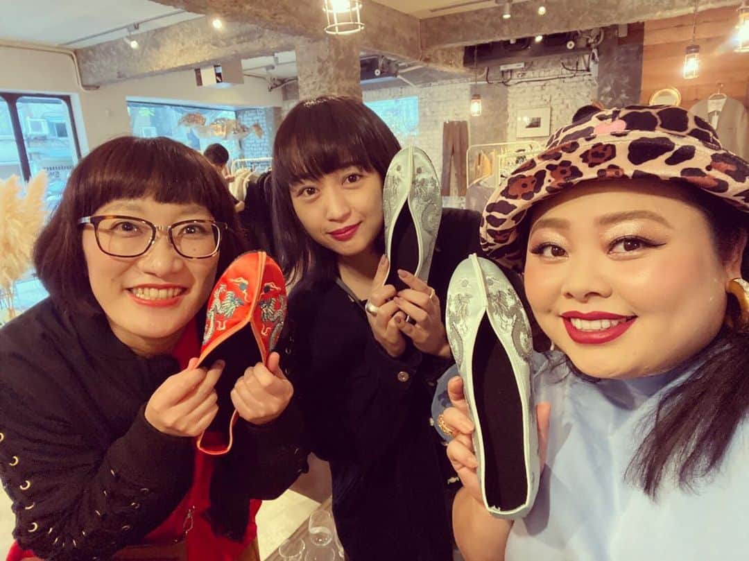 松浦志穂のインスタグラム：「先日我らが #直美大将　に台湾お世話になりました🙏 ・ 大将が教えてくれる台湾は全てツボでした🥺昔からおもちゃや雑貨が大好きでちょっと変わった物好きな私は大将に連れてっていただいたお店は全部全部ぜーーーーーーんぶ可愛いかったです🥺🧡💚💙💜❤️ ・ #台湾旅行  #台湾雑貨  #直美大将」