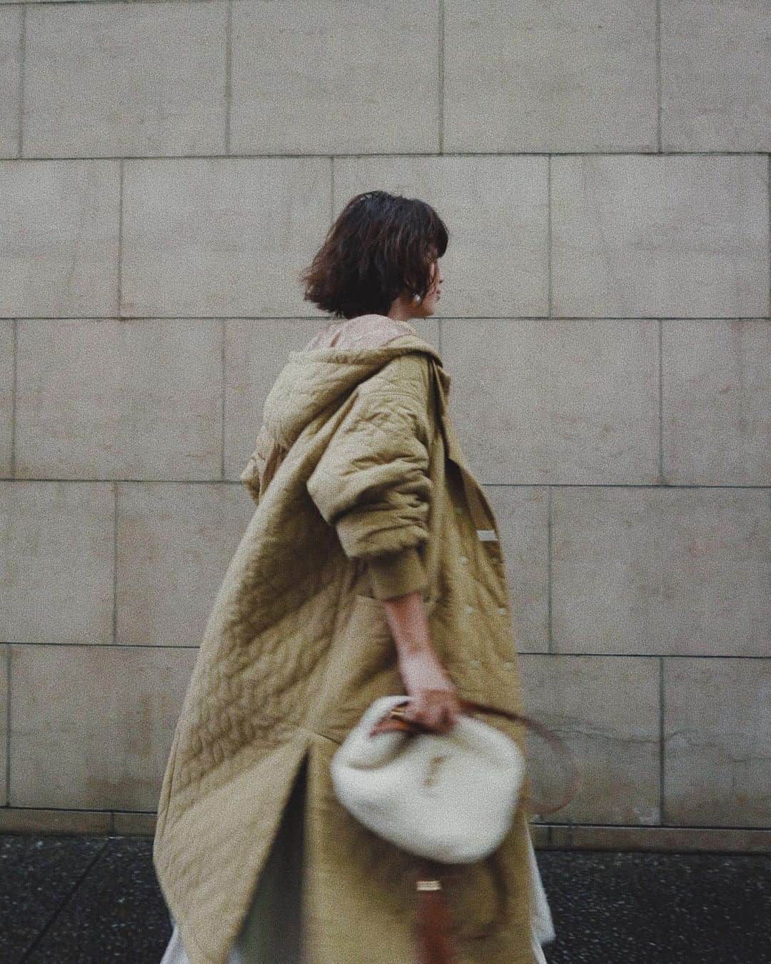JUNNAのインスタグラム：「12月12日19時発売の新作一覧が @etretokyo HPにて公開となりました🙌  今週も先行受注で完売してしまった 人気アイテムばかり💪 お見逃しなく！  outer/ #エトレキルティングロングコート  12月12日発売 dress/ #リネンボリュームマキシドレス  販売終了 boots/ #センターシームショートブーツ  発売中 bag/ #ysl  #etretokyo #2019ETREaw#キルティング」