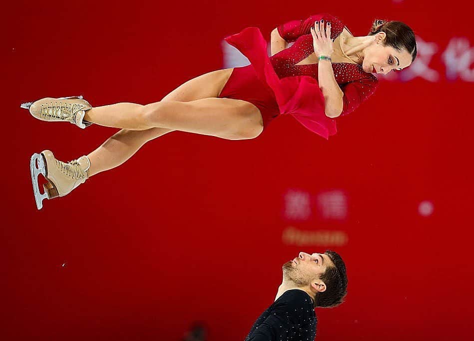 ニコーレ・デラ・モニカのインスタグラム：「Le nostre espressioni quando realizziamo che è già la settimana dei campionati italiani!  Our expressions when we realize that it’s already national’s time!!! #dellamonicaguarise #competitionweek #nationals #campionatiitalianiassoluti #figureskating #fiammeoromoena」