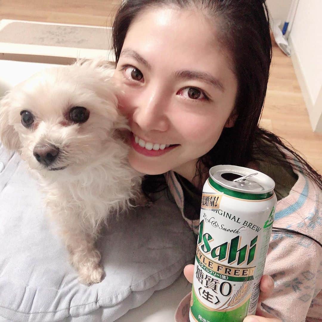 のインスタグラム：「毎日してる事って、ビール飲むくらいだから、、 #毎日ビール の写真を毎日あげるの目標にしてますっ😃💫 . おうちでは最近　#スタイルフリー 率高いっ😄 それでは、おやすみなさーい⭐️ . #ビール党 #いえのみ」